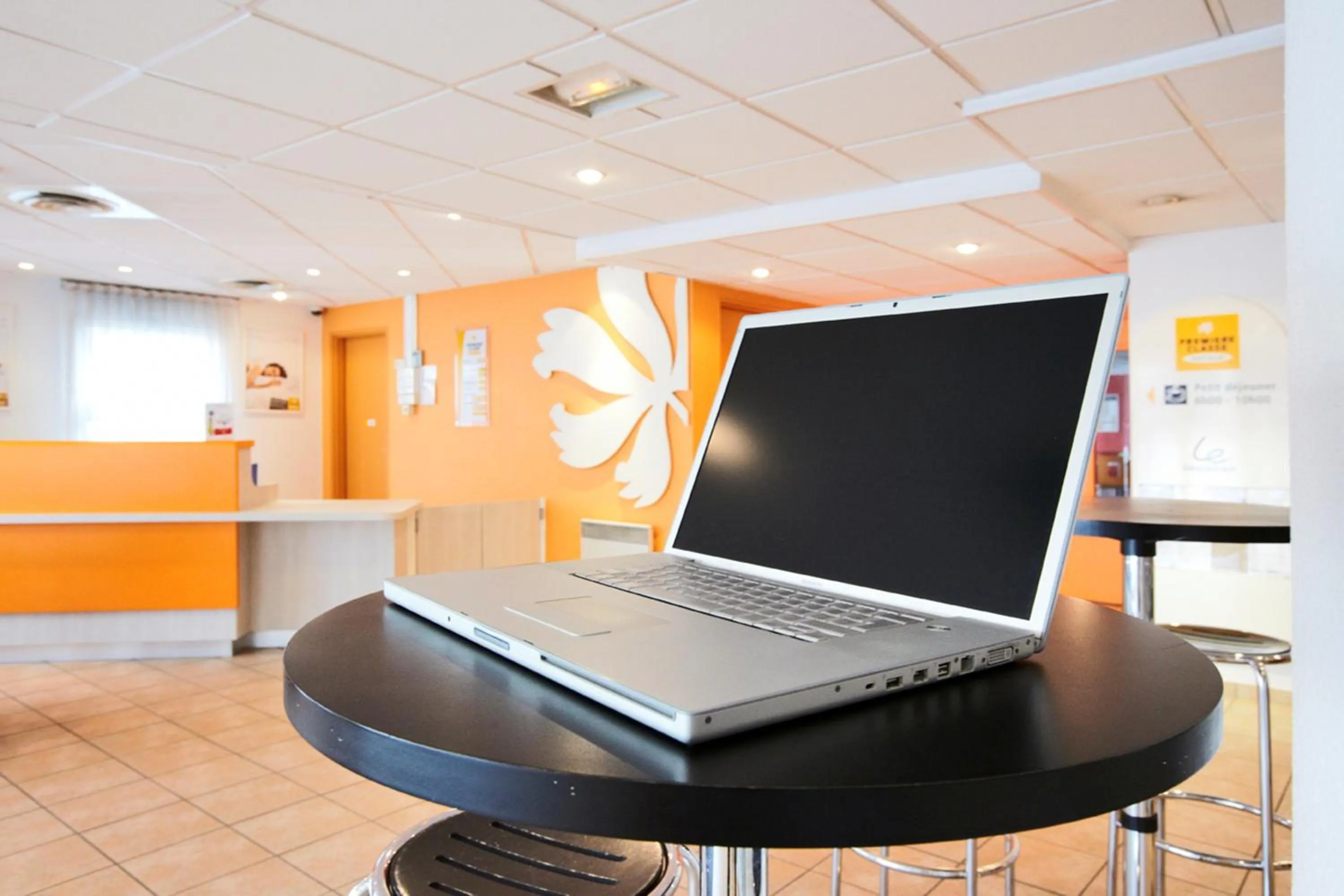 Restaurant/places to eat in Première Classe Paris Ouest - Pont de Suresnes