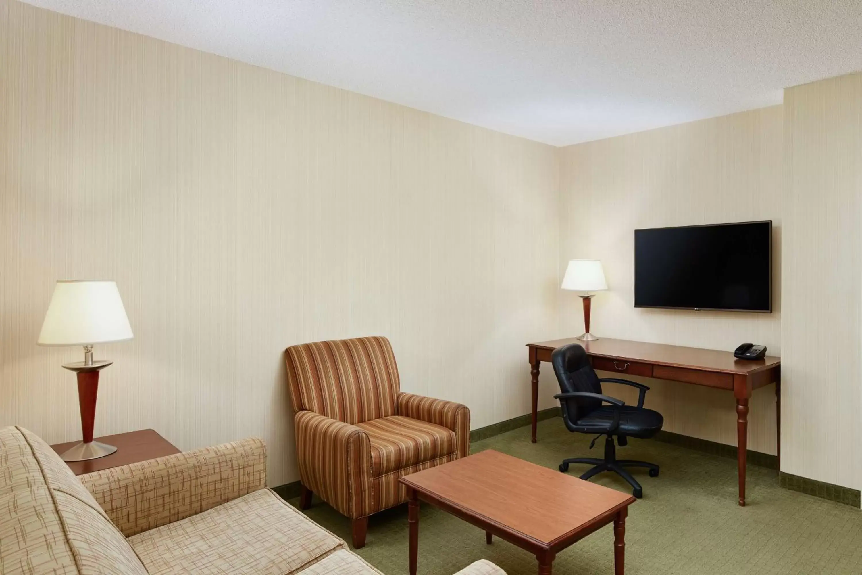 Bedroom, Seating Area in Doubletree By Hilton Front Royal Blue Ridge Shadows