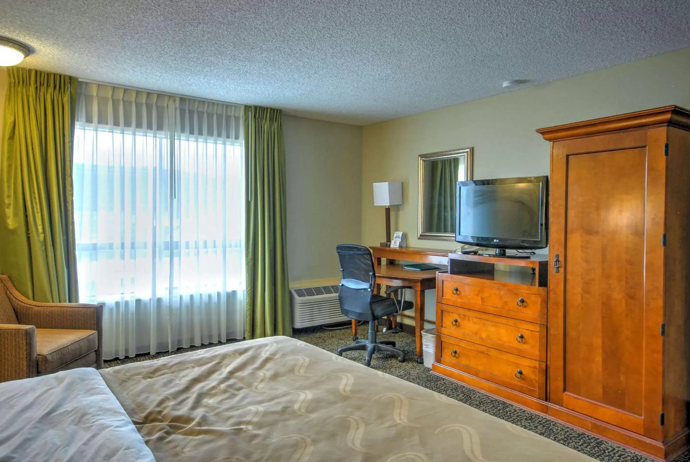 Photo of the whole room, Bed in Quality Inn Big Sky