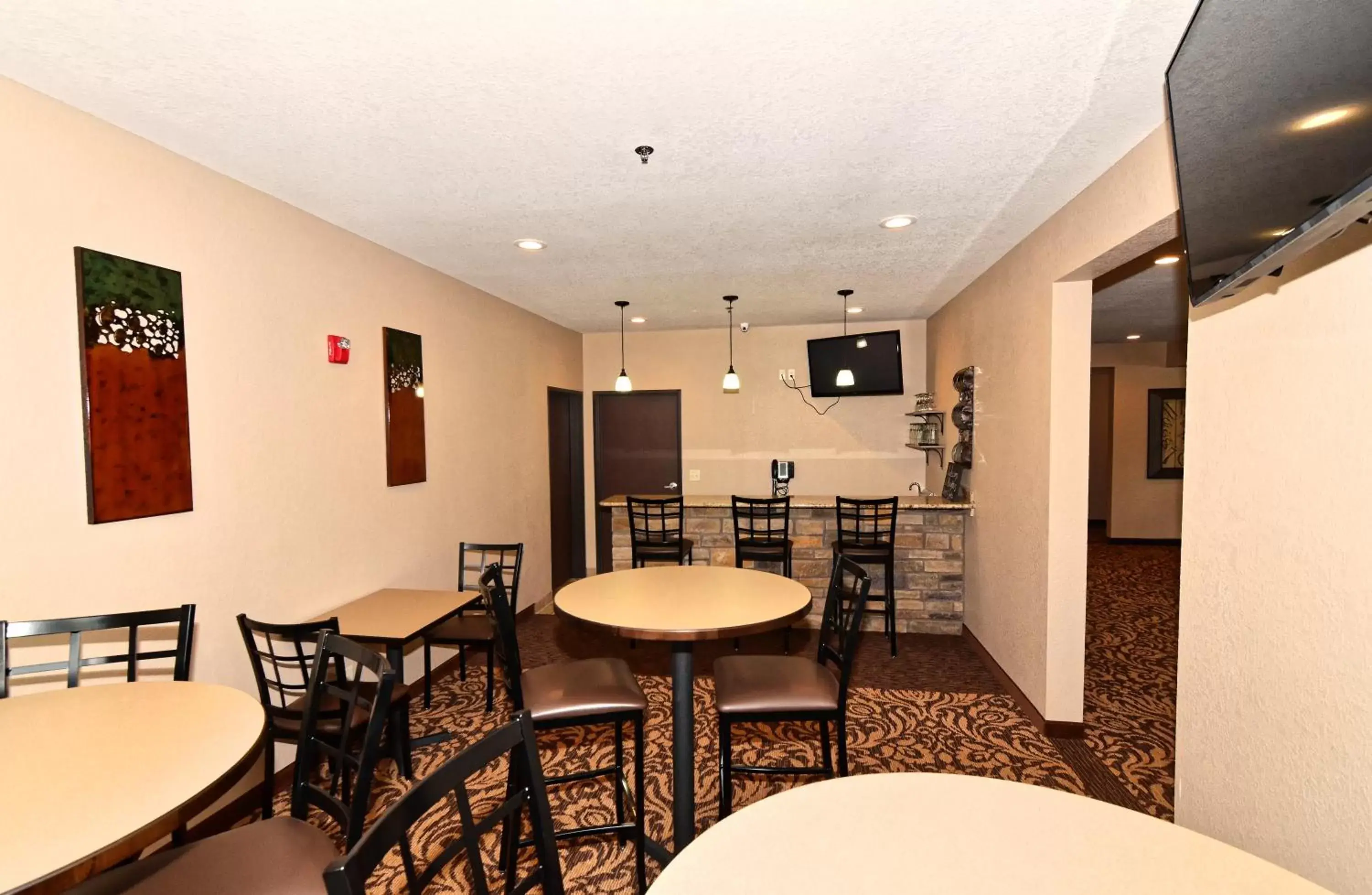 Lounge or bar, Lounge/Bar in Cobblestone Inn & Suites - Clarion