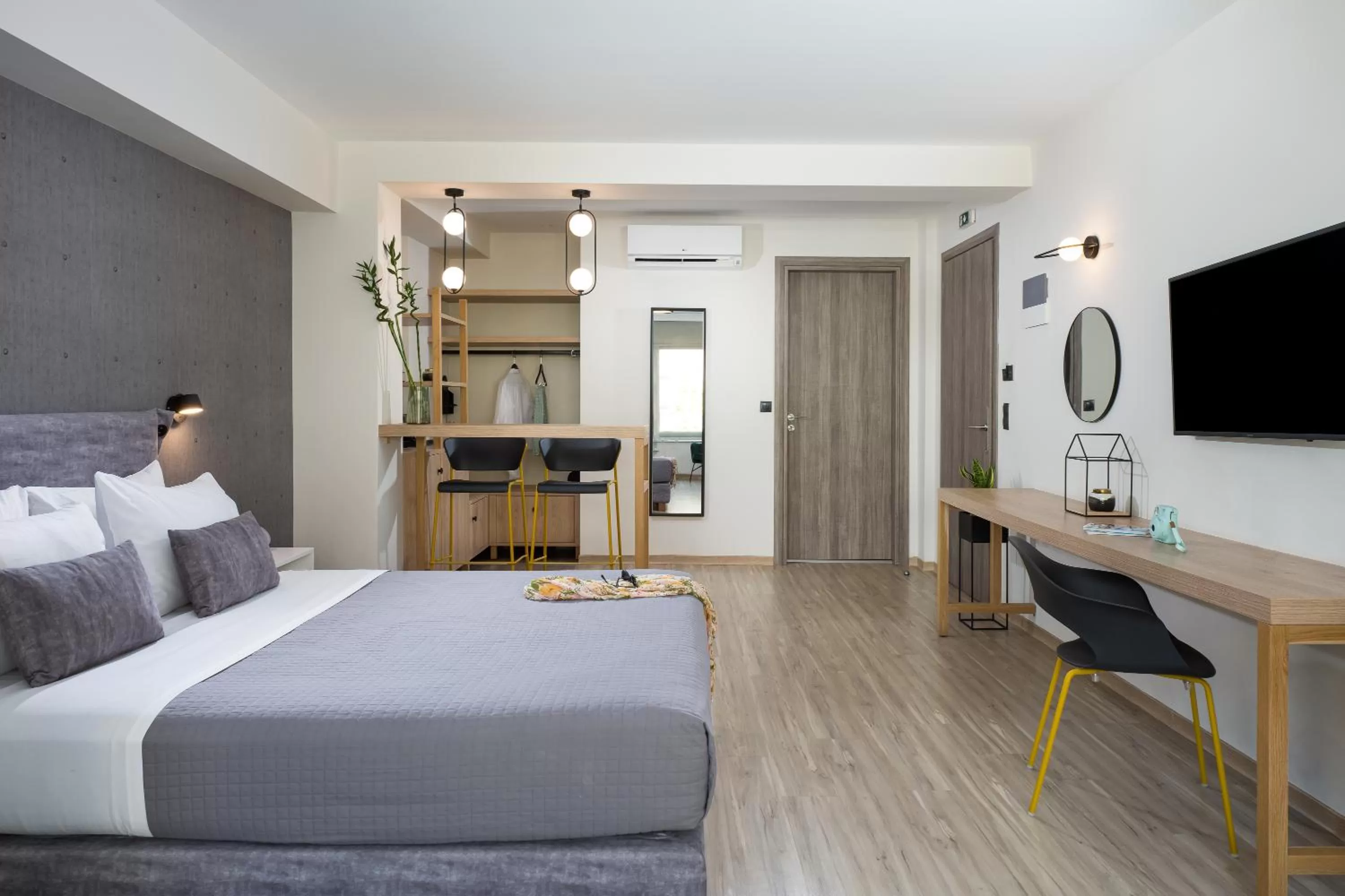 Photo of the whole room, Bed in Enattica Suites