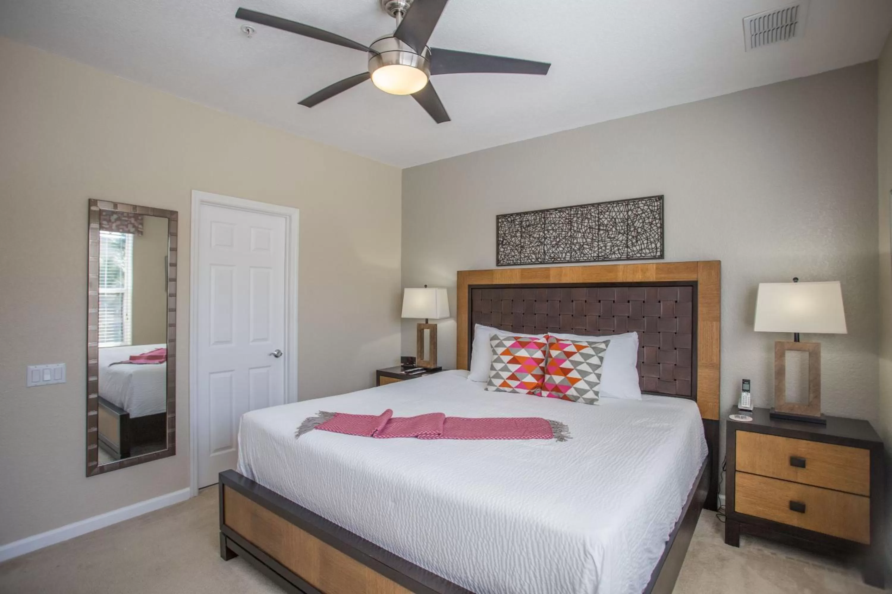 Photo of the whole room, Bed in Orlando Escape