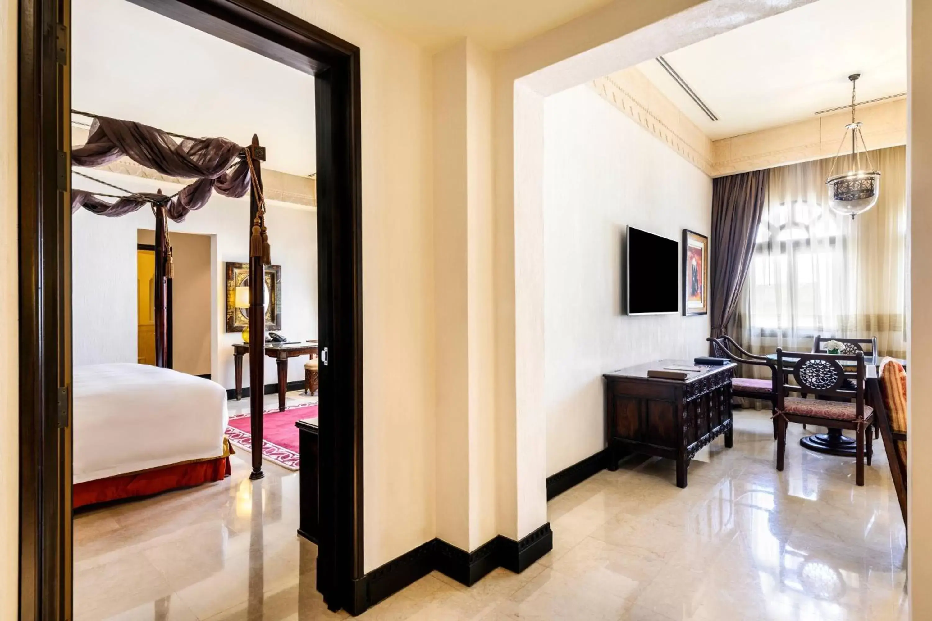 Living room in Sharq Village & Spa, a Ritz-Carlton Hotel