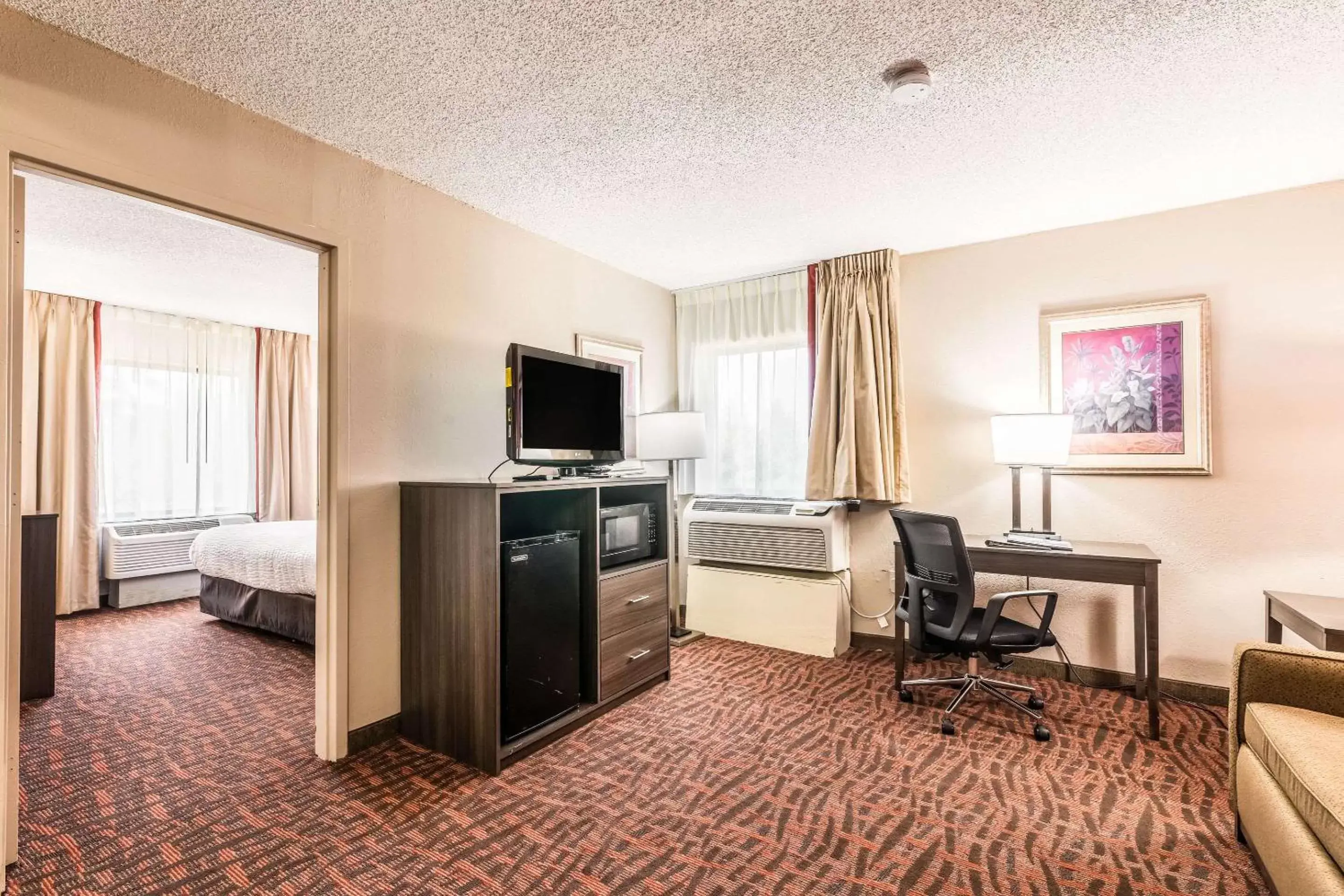 Photo of the whole room, TV/Entertainment Center in Lake Norman Inn and Suites