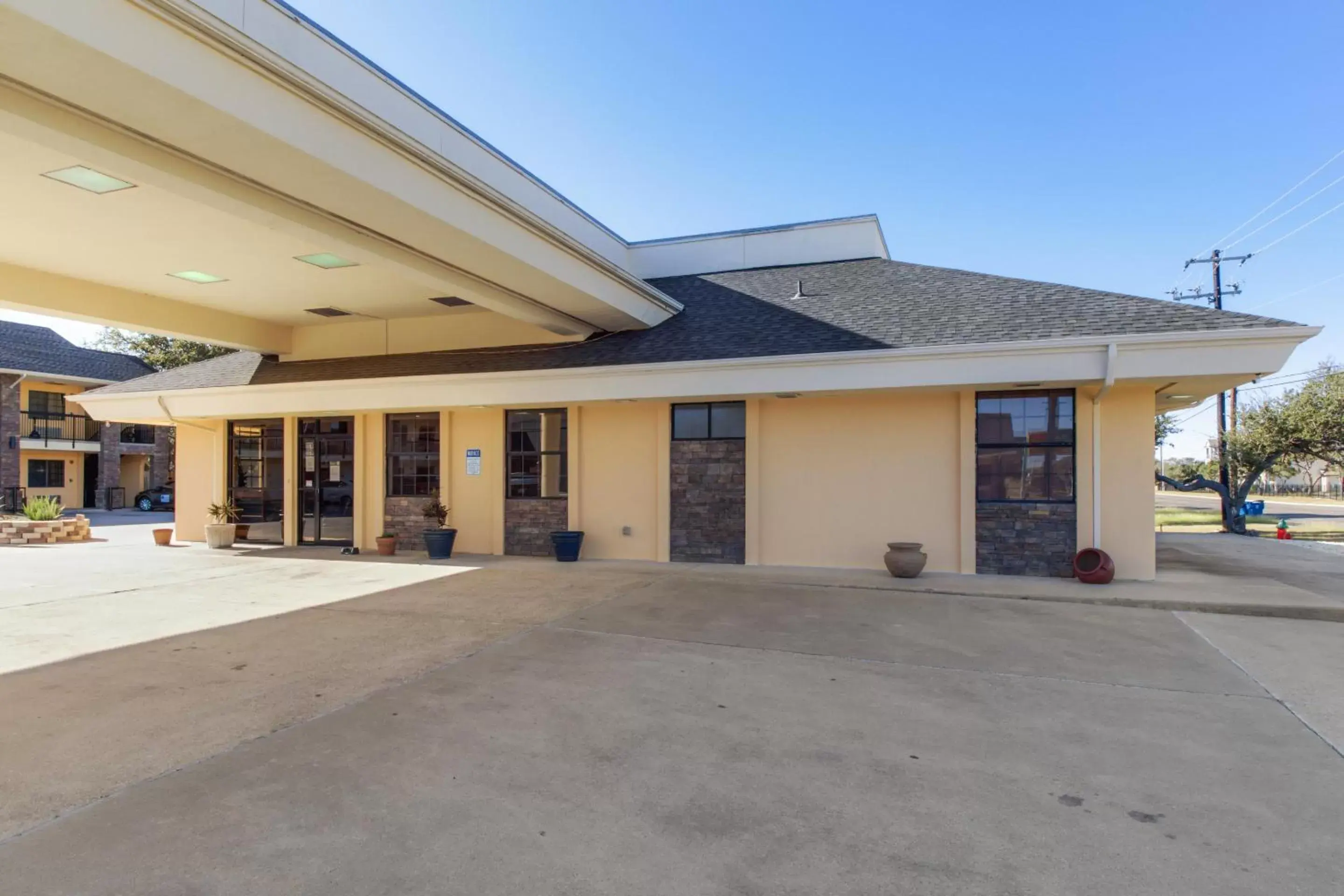 Facade/entrance, Property Building in OYO Hotel Ingleside TX