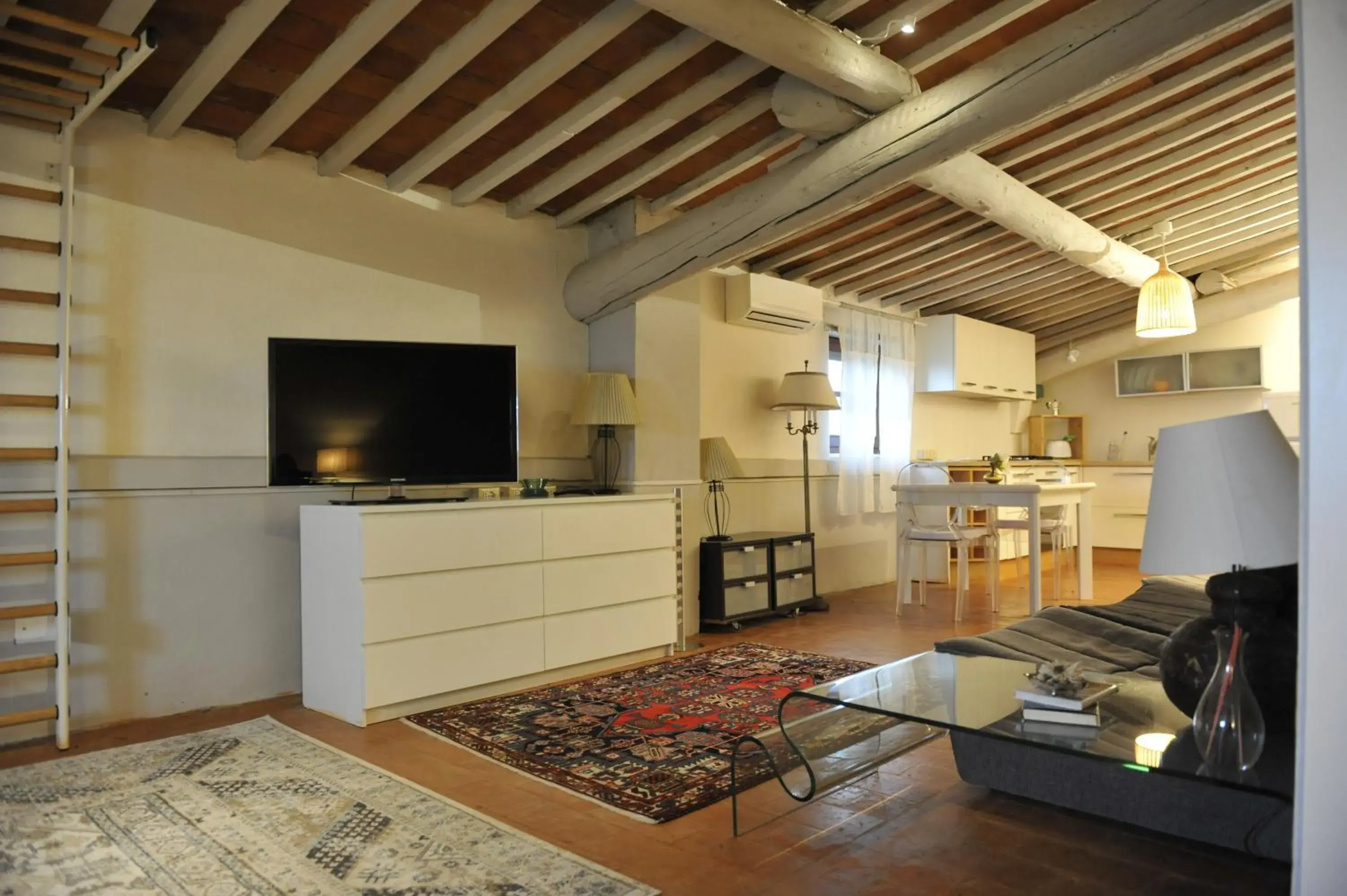 Kitchen or kitchenette, TV/Entertainment Center in Villa Schiatti