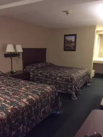 Bedroom, Bed in Fair Motel