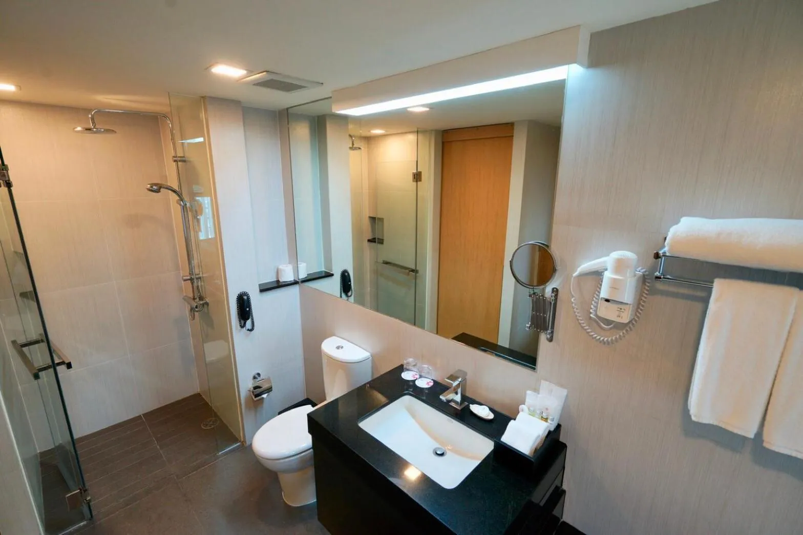 Bathroom in Amaranth Suvarnabhumi Hotel - Free Suvarnabhumi Airport Shuttle