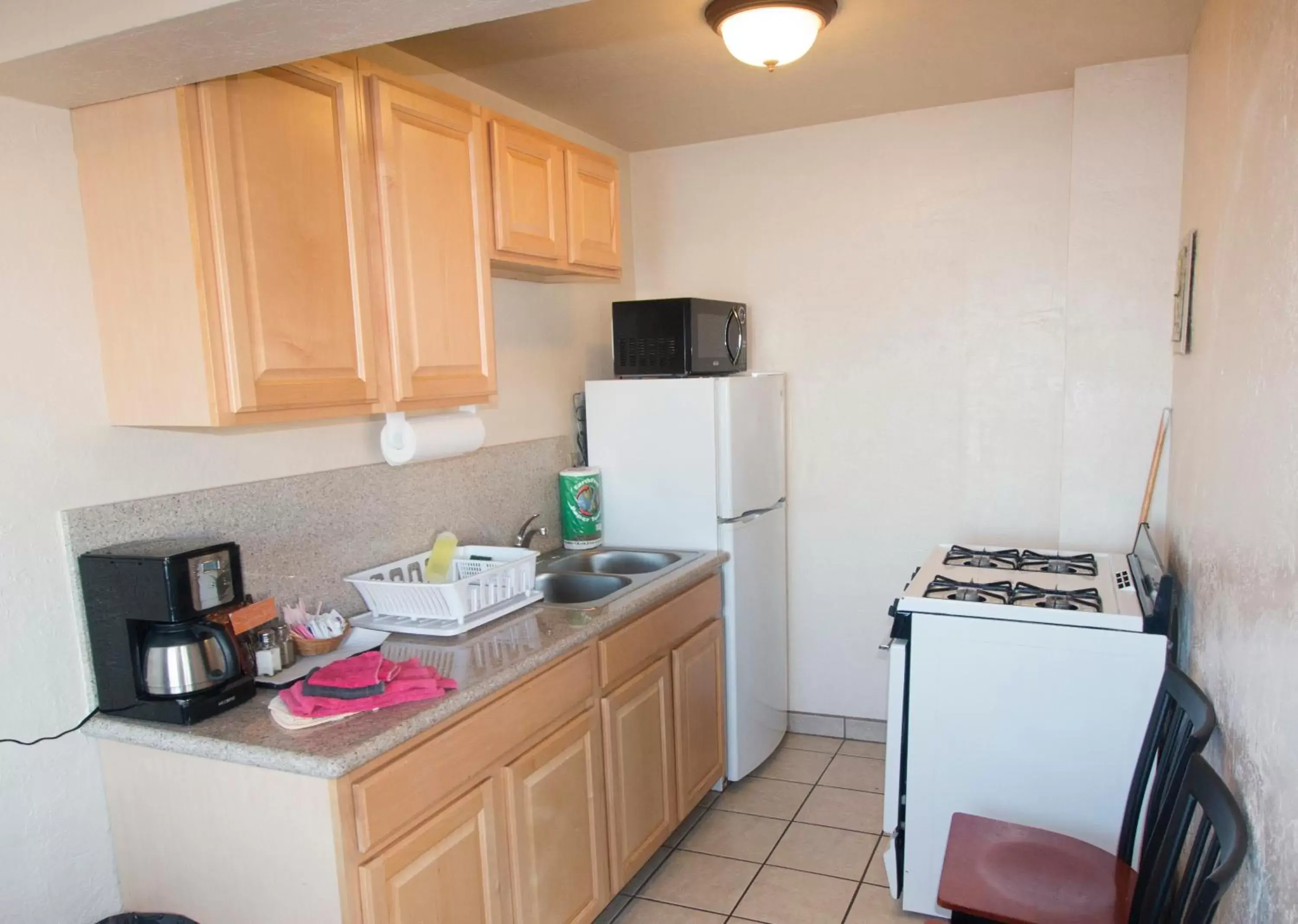 Living room, Kitchen/Kitchenette in Capitola Venetian Hotel