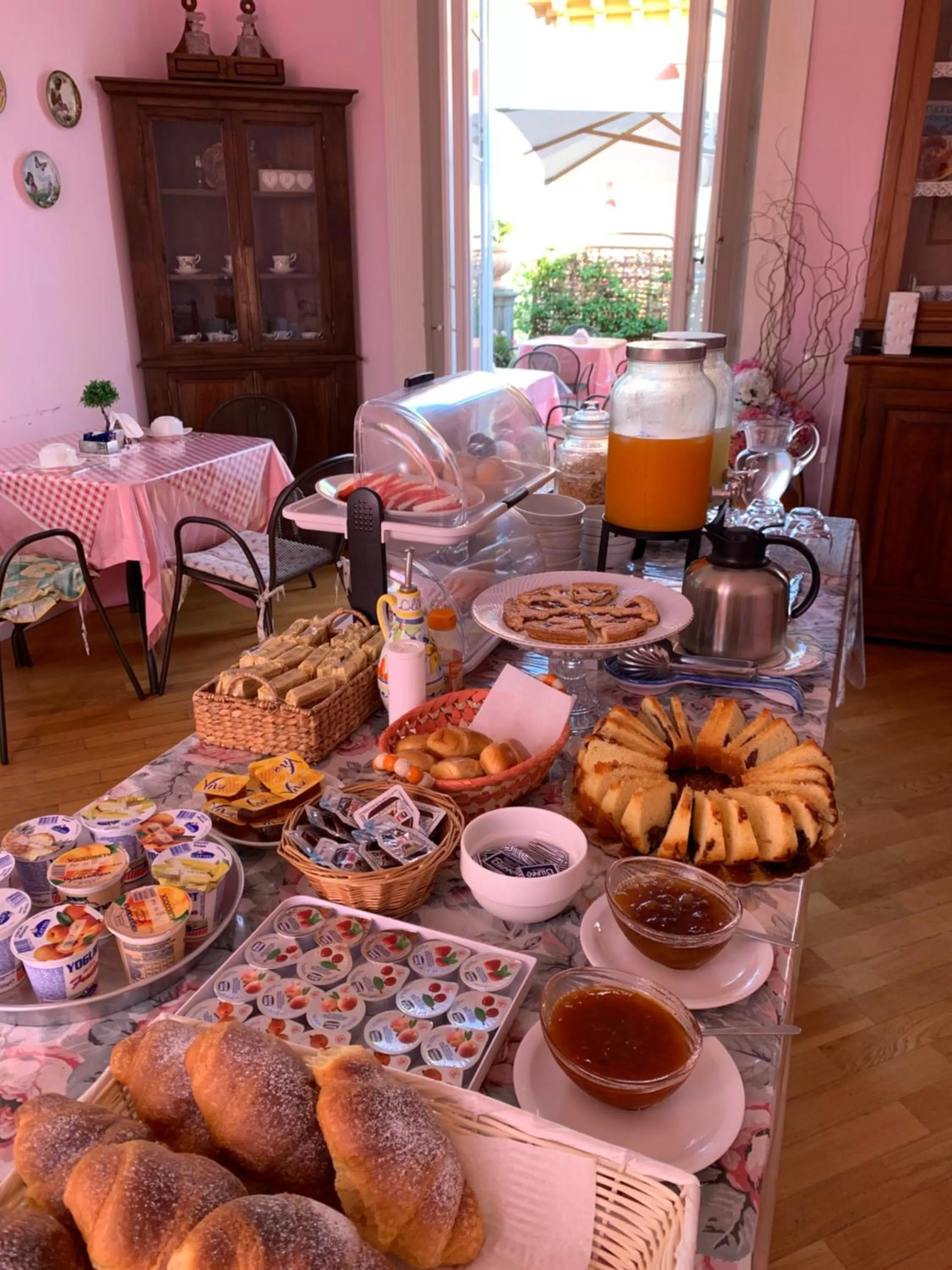 Breakfast in The Secret Garden Relais