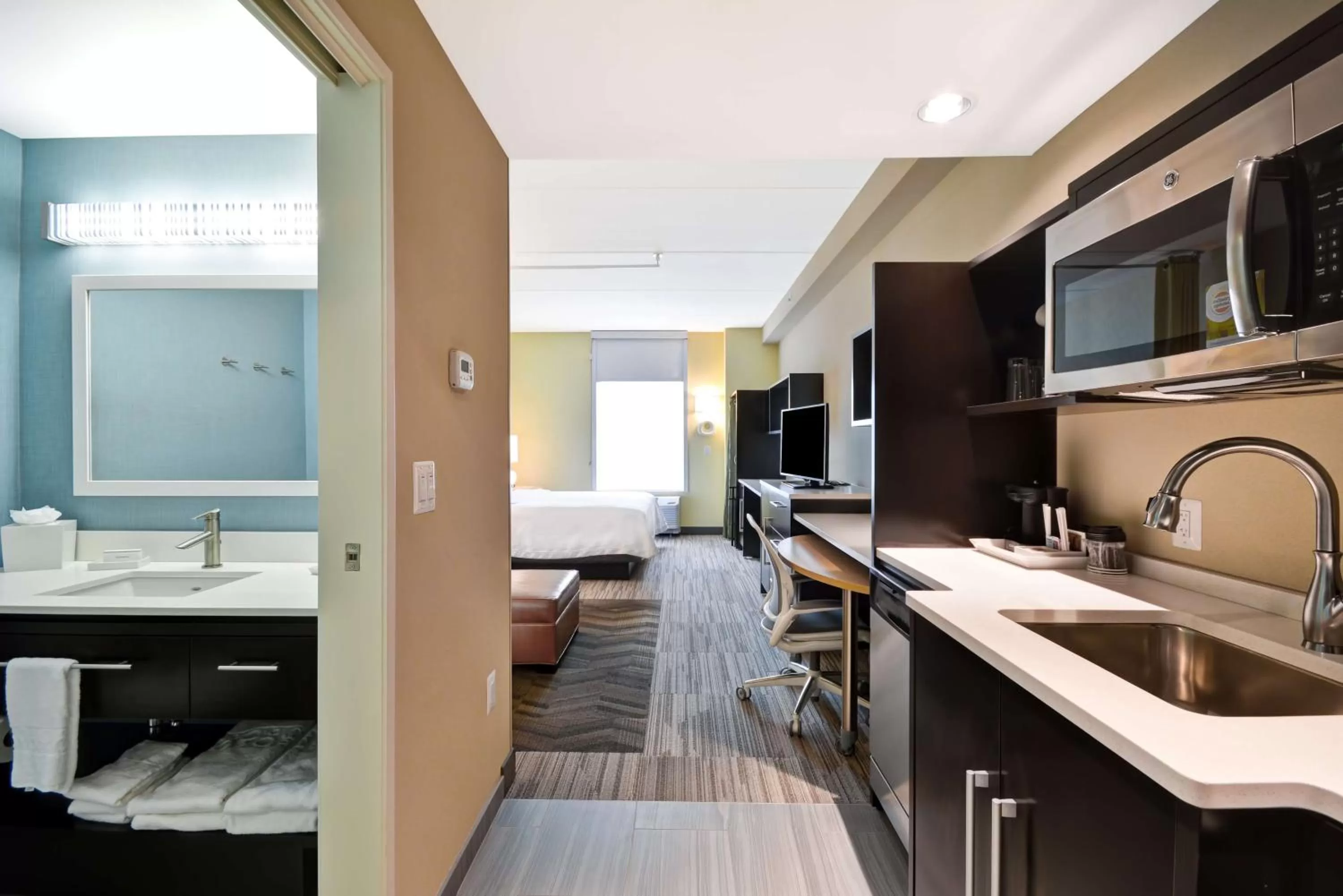 Bedroom, Bed in Home2 Suites By Hilton Charles Town