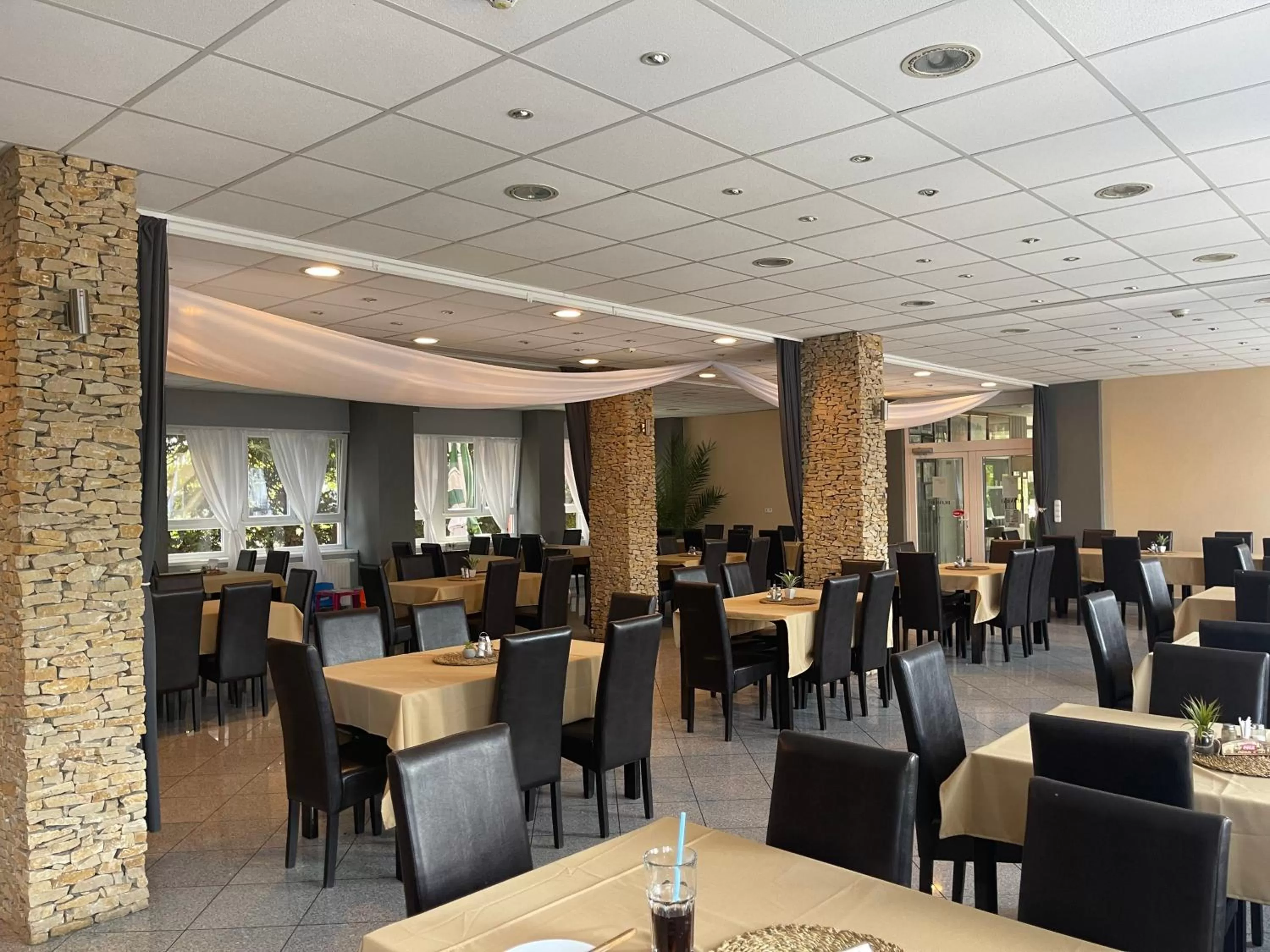 Restaurant/places to eat in Airport Szálló