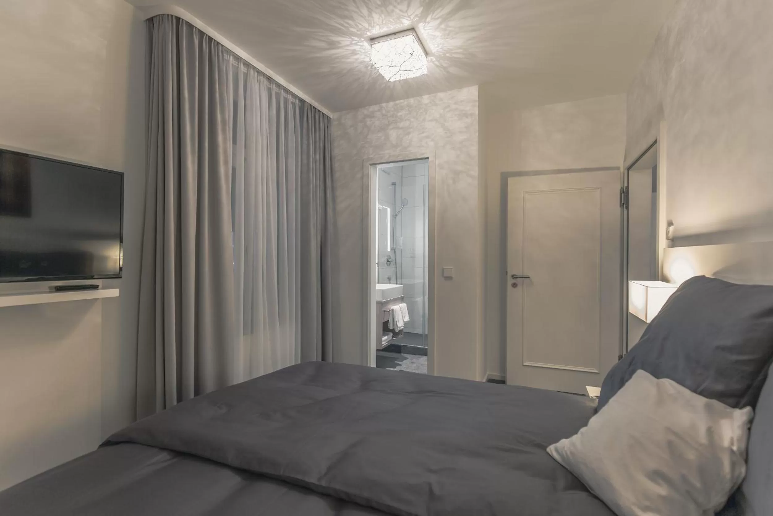 Photo of the whole room, Bed in Bahnlounge 1907