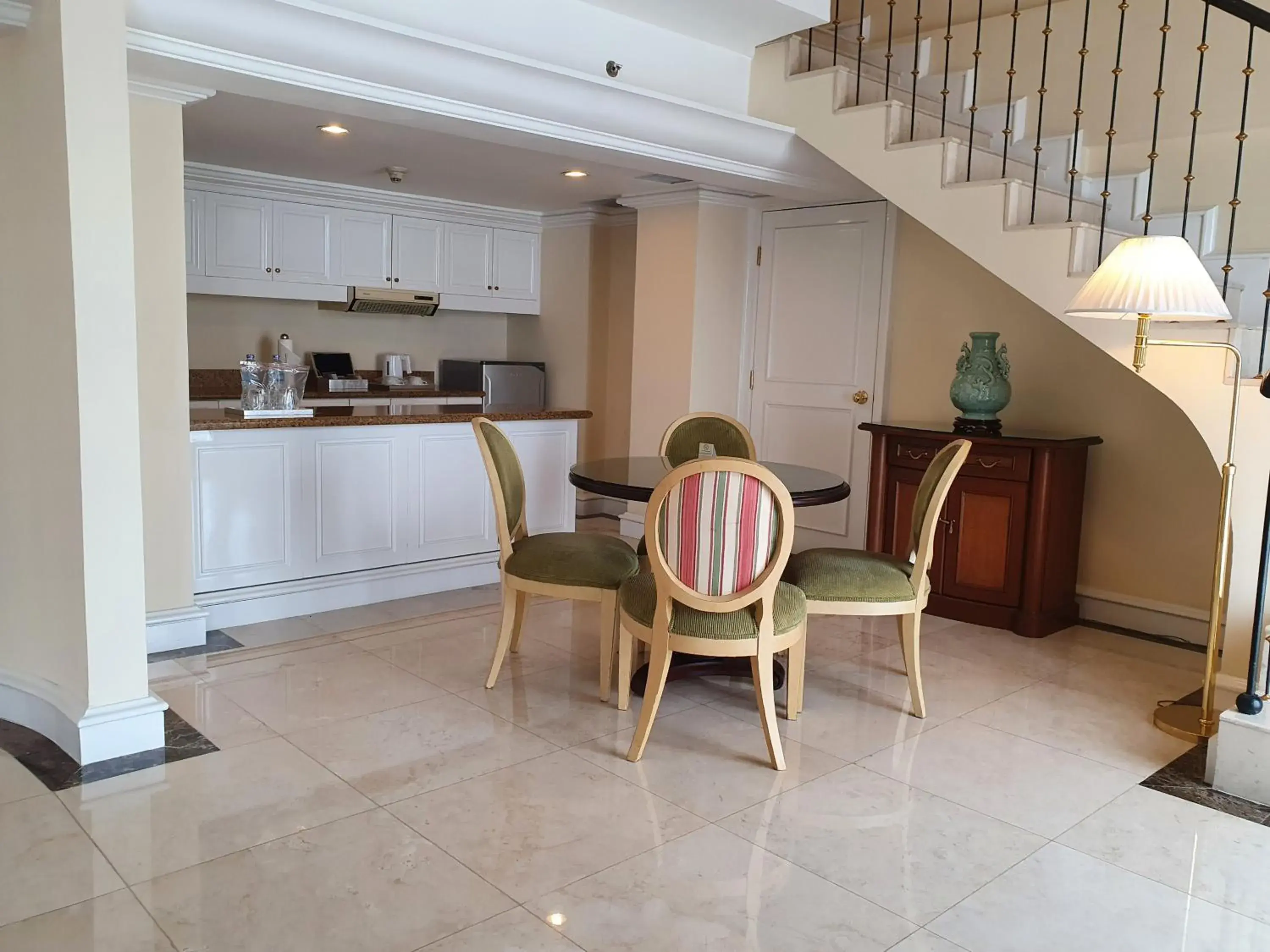 Living room, Kitchen/Kitchenette in Hotel Gran Mahakam