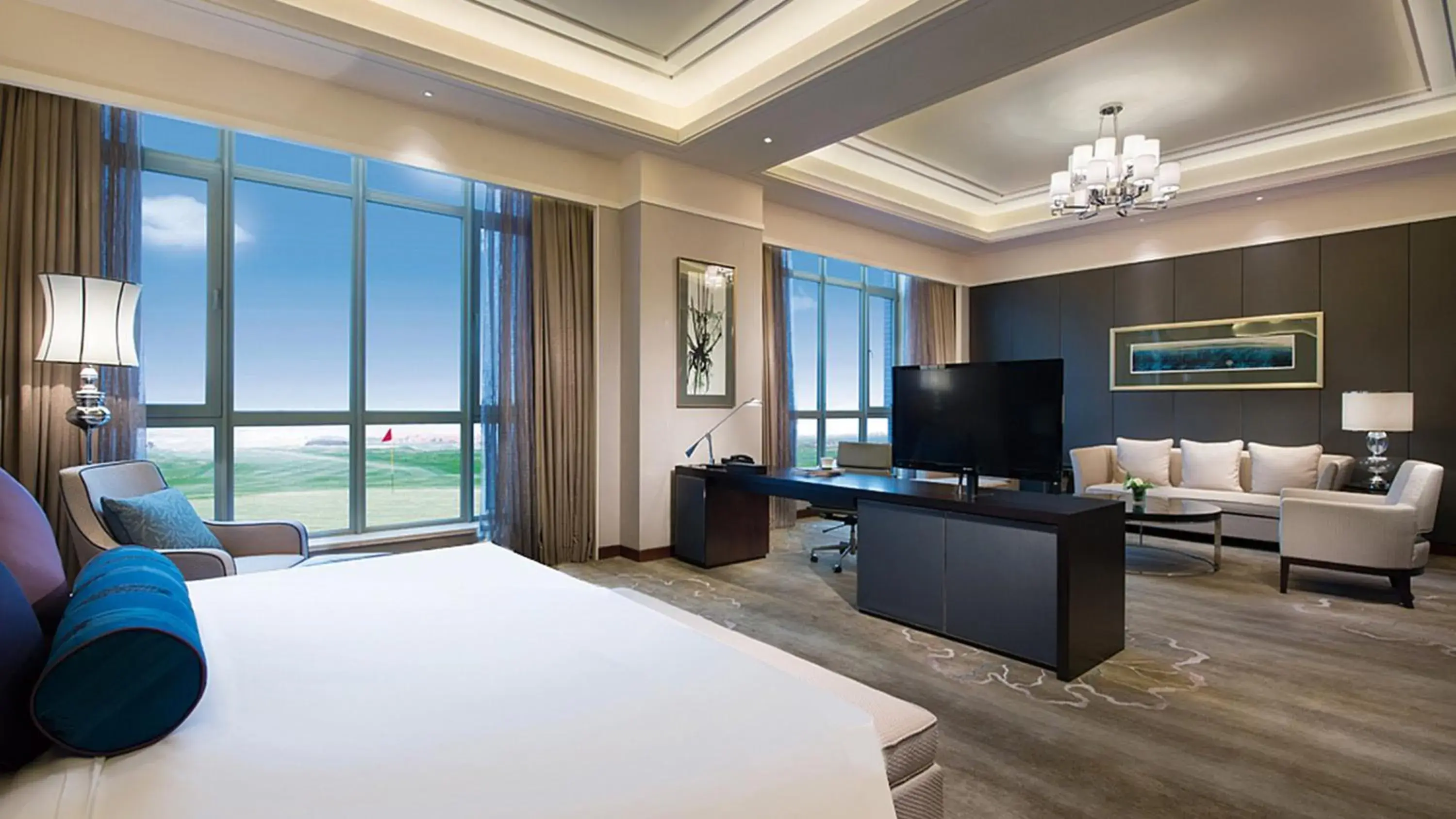 Photo of the whole room, TV/Entertainment Center in Crowne Plaza Tianjin Jinnan, an IHG Hotel
