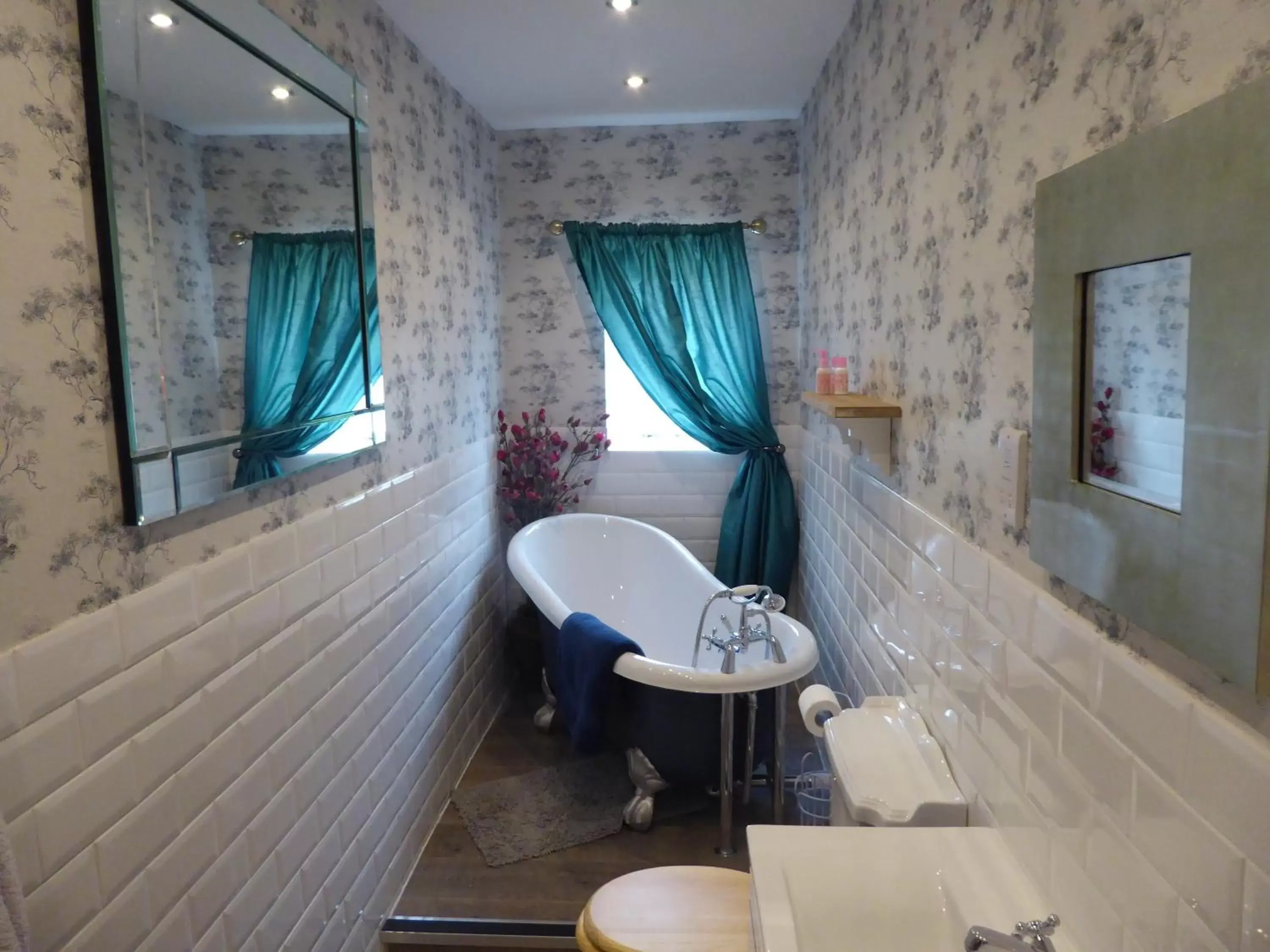 Toilet, Bathroom in Tafarn y Waen -Guesthouse Bed and Breakfast