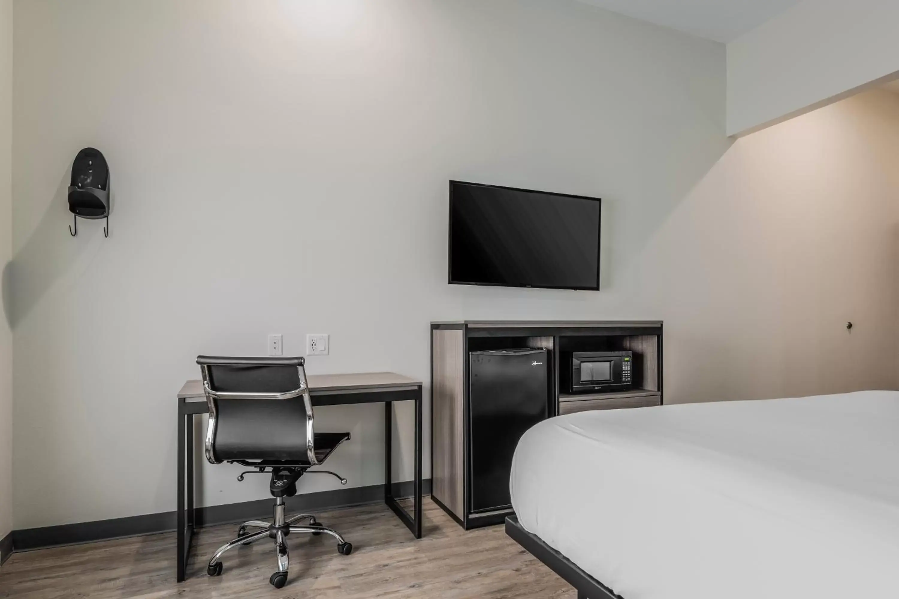 TV and multimedia, TV/Entertainment Center in Red Lion Inn & Suites Katy