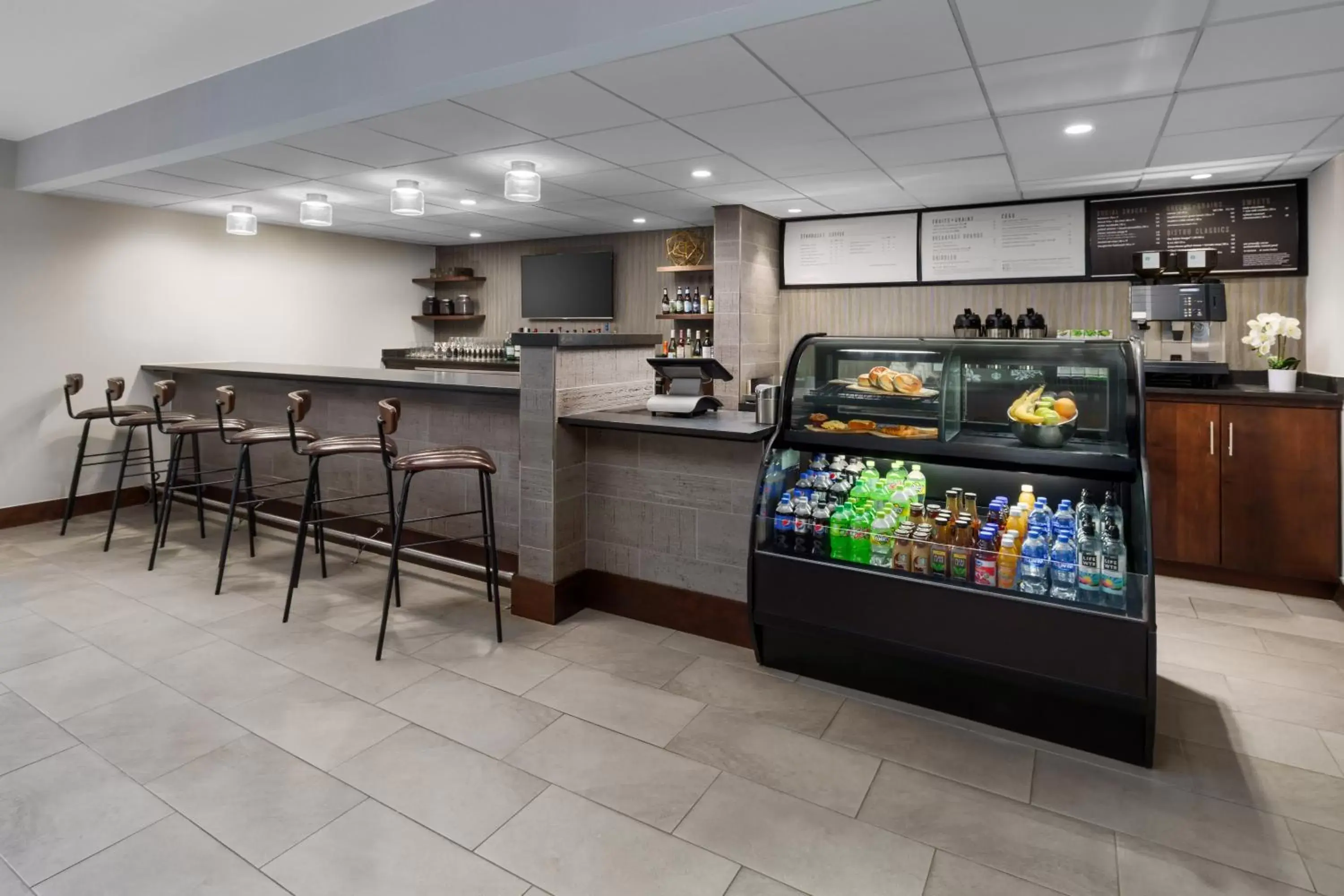 Lounge or bar in Courtyard Manchester-Boston Regional Airport