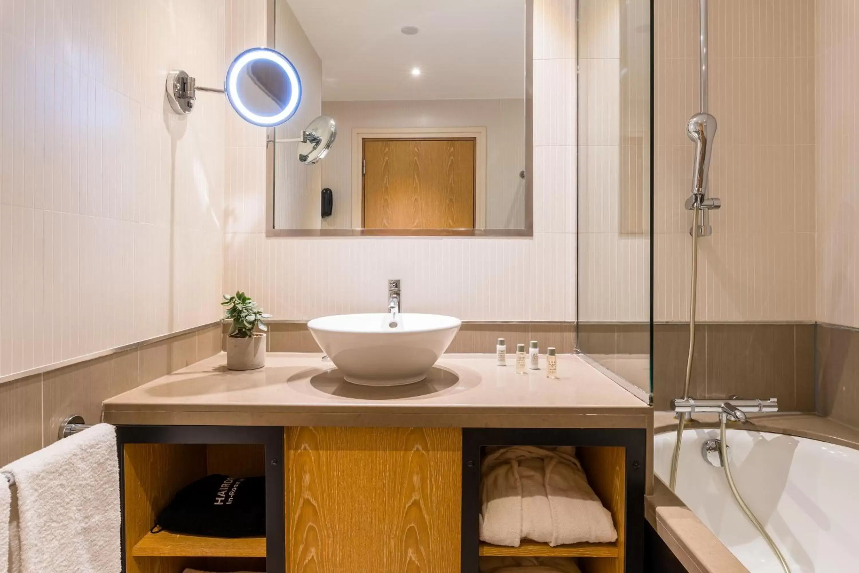 Bathroom in Golden Tulip Villa Massalia