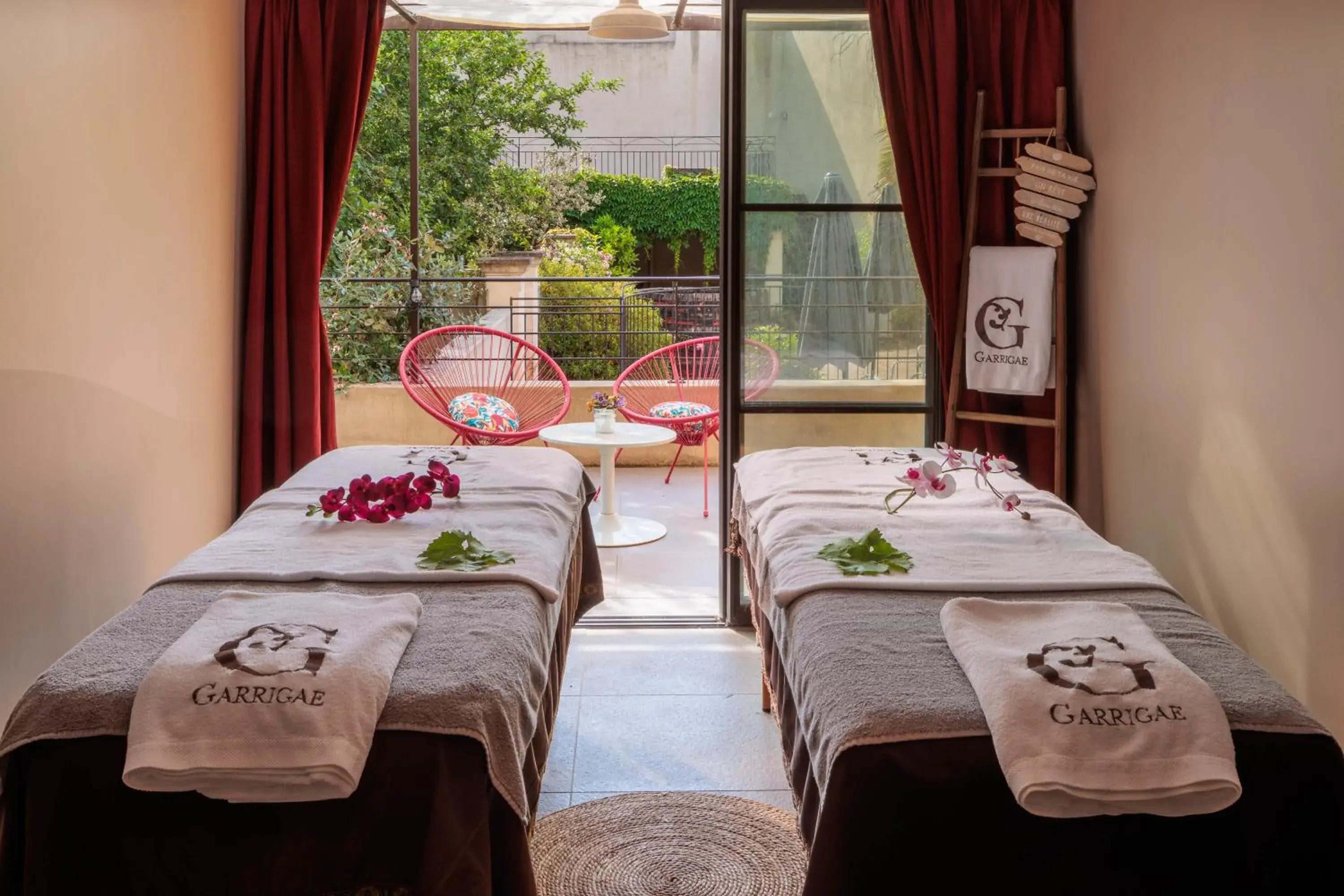 Massage, Bed in Garrigae Distillerie de Pezenas - Hotellerie & Spa Massage, Bed in Garrigae Distillerie de Pezenas - Hotellerie & Spa