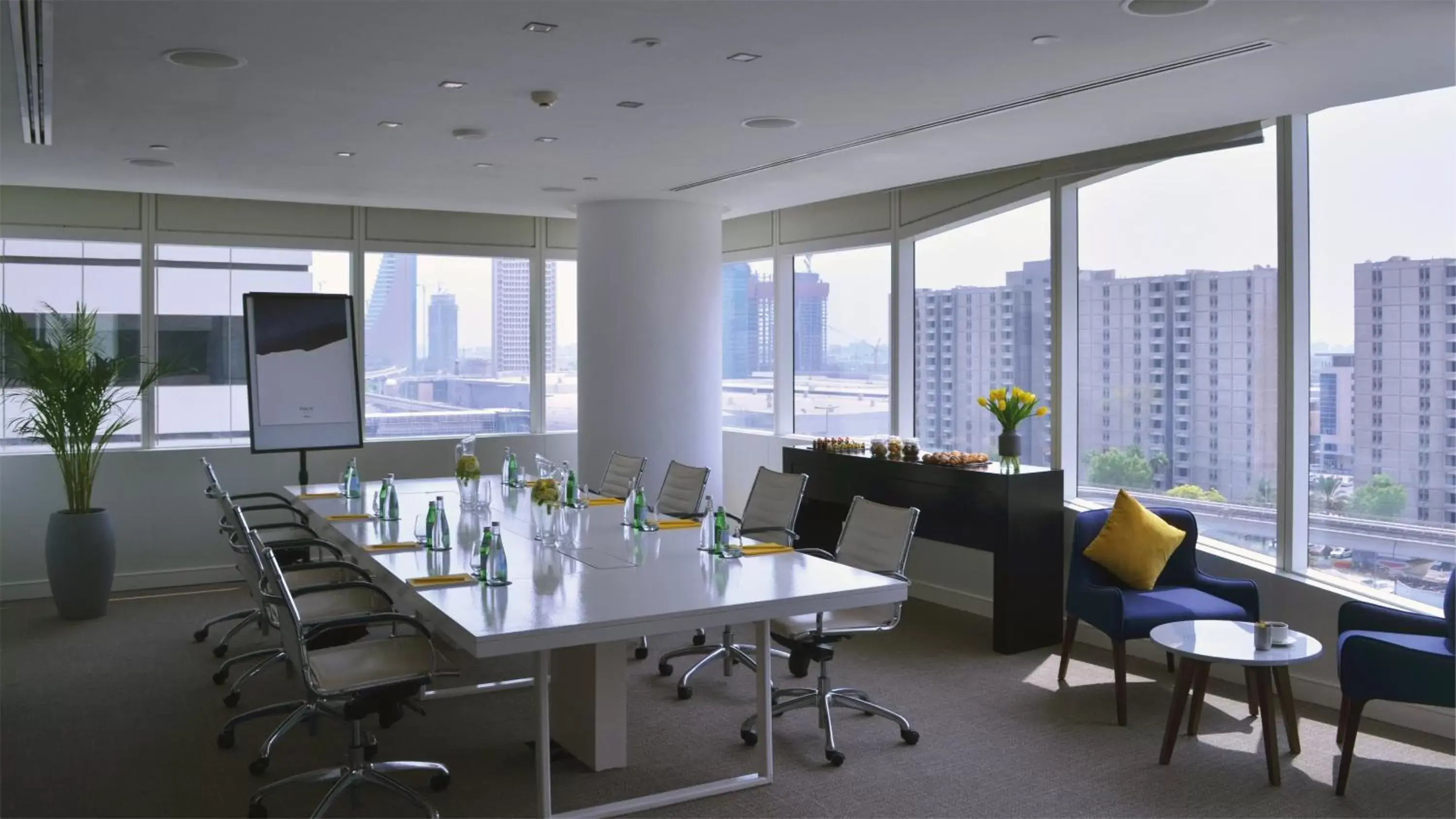 Meeting/conference room, Restaurant/Places to Eat in voco Dubai, an IHG Hotel