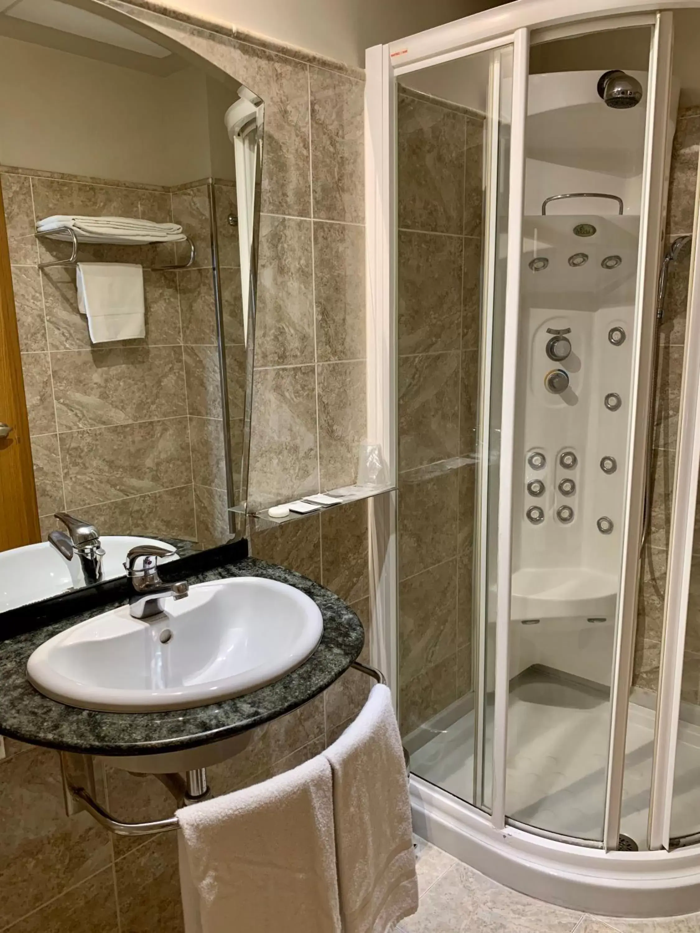 Shower, Bathroom in Hotel Pensua Punta del Este