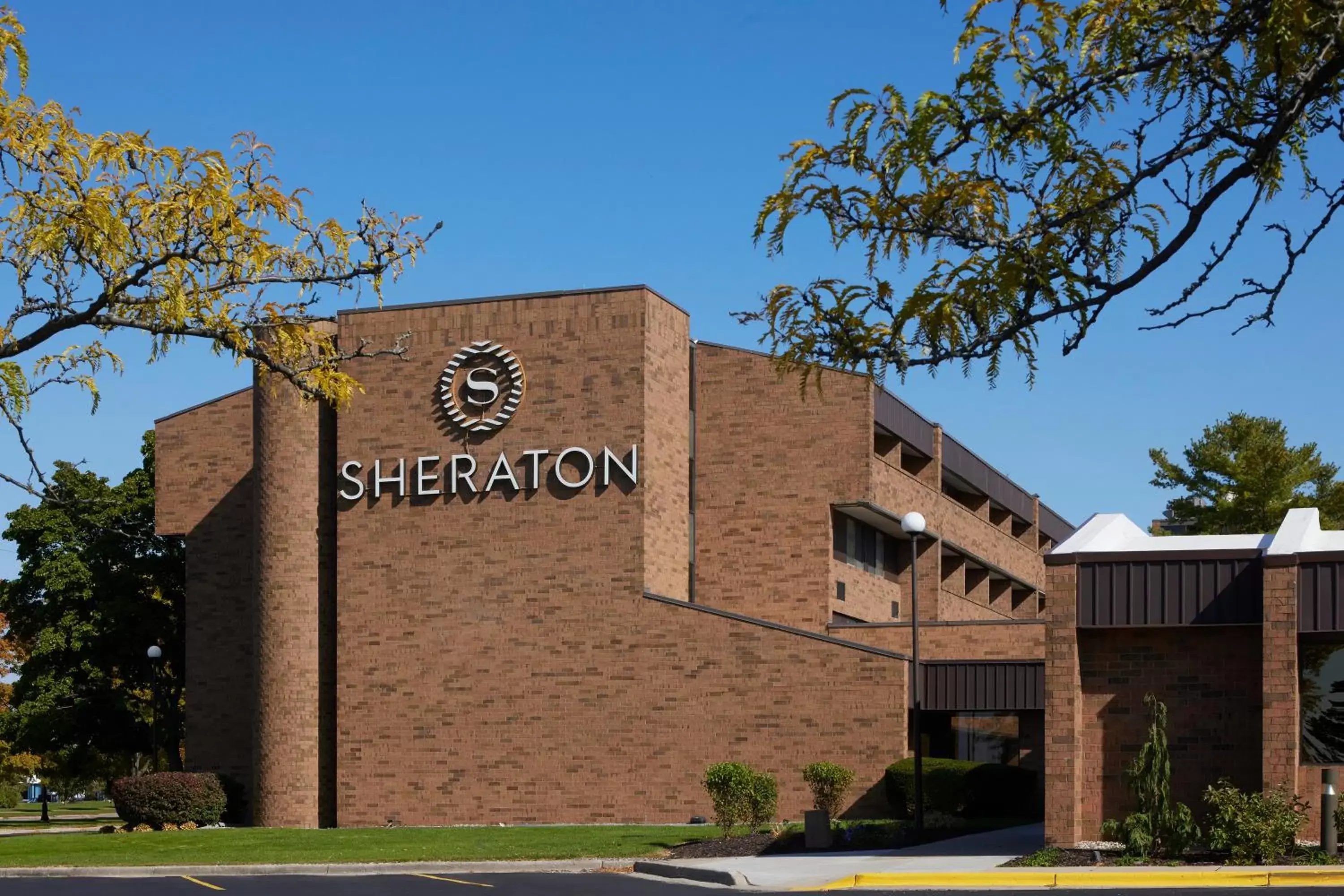 Property Building in Sheraton Grand Rapids Airport Hotel