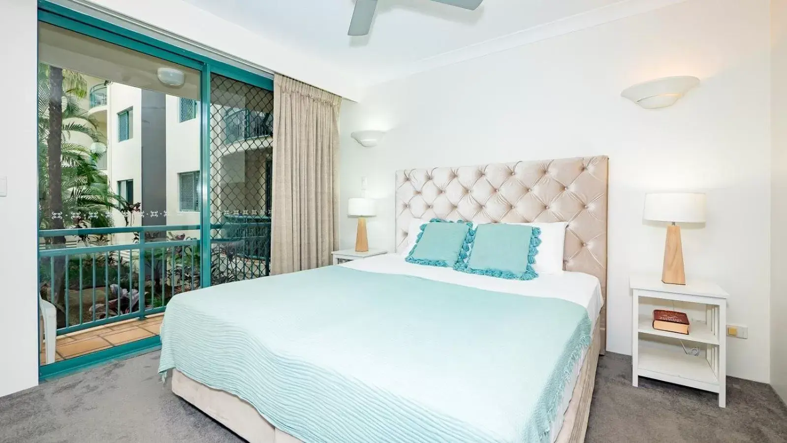 Bedroom, Bed in Currumbin Sands On The Beach