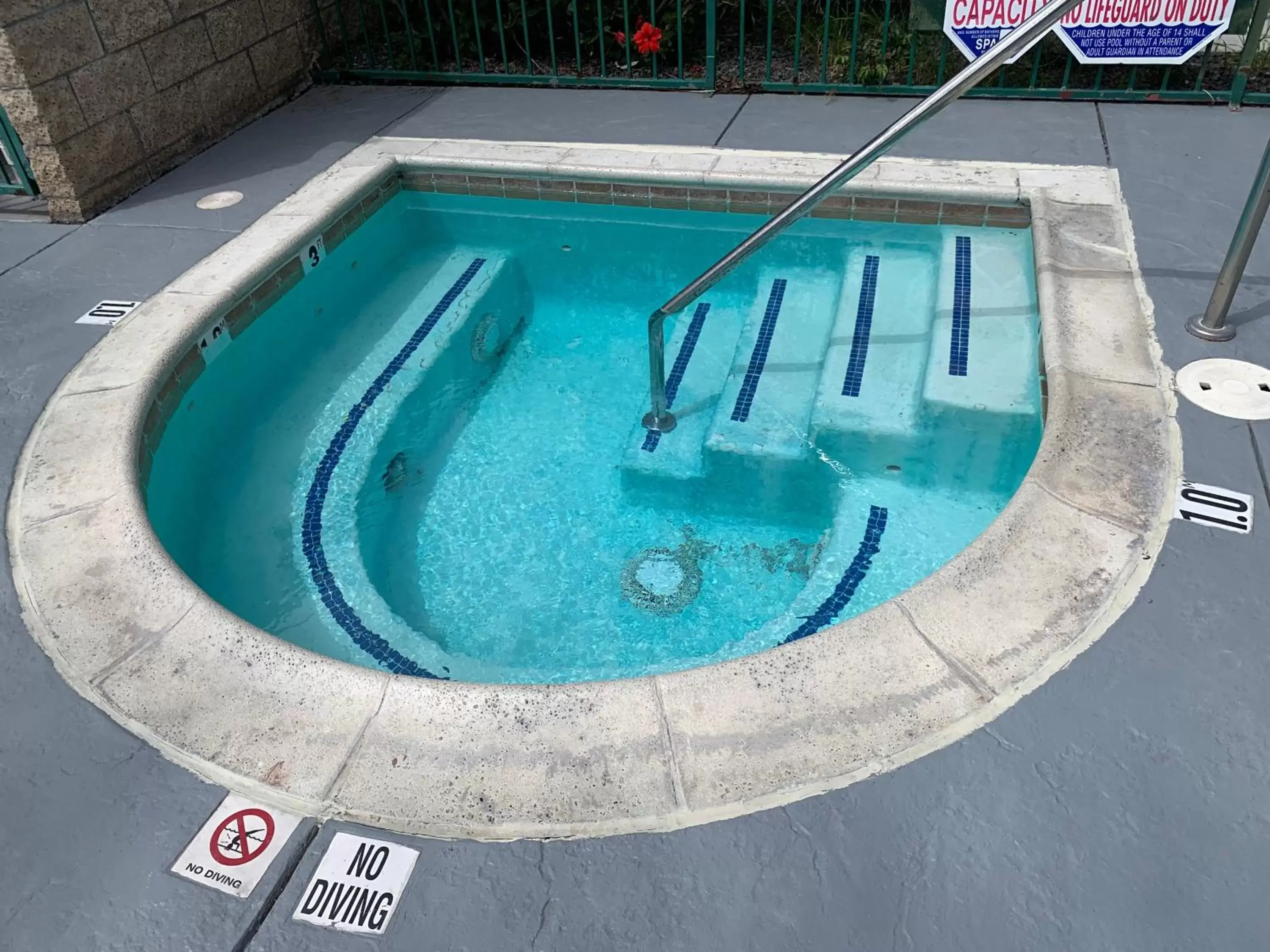 Hot Tub, Swimming Pool in Hotel Marguerite Anaheim - Garden Grove, Trademark Collection