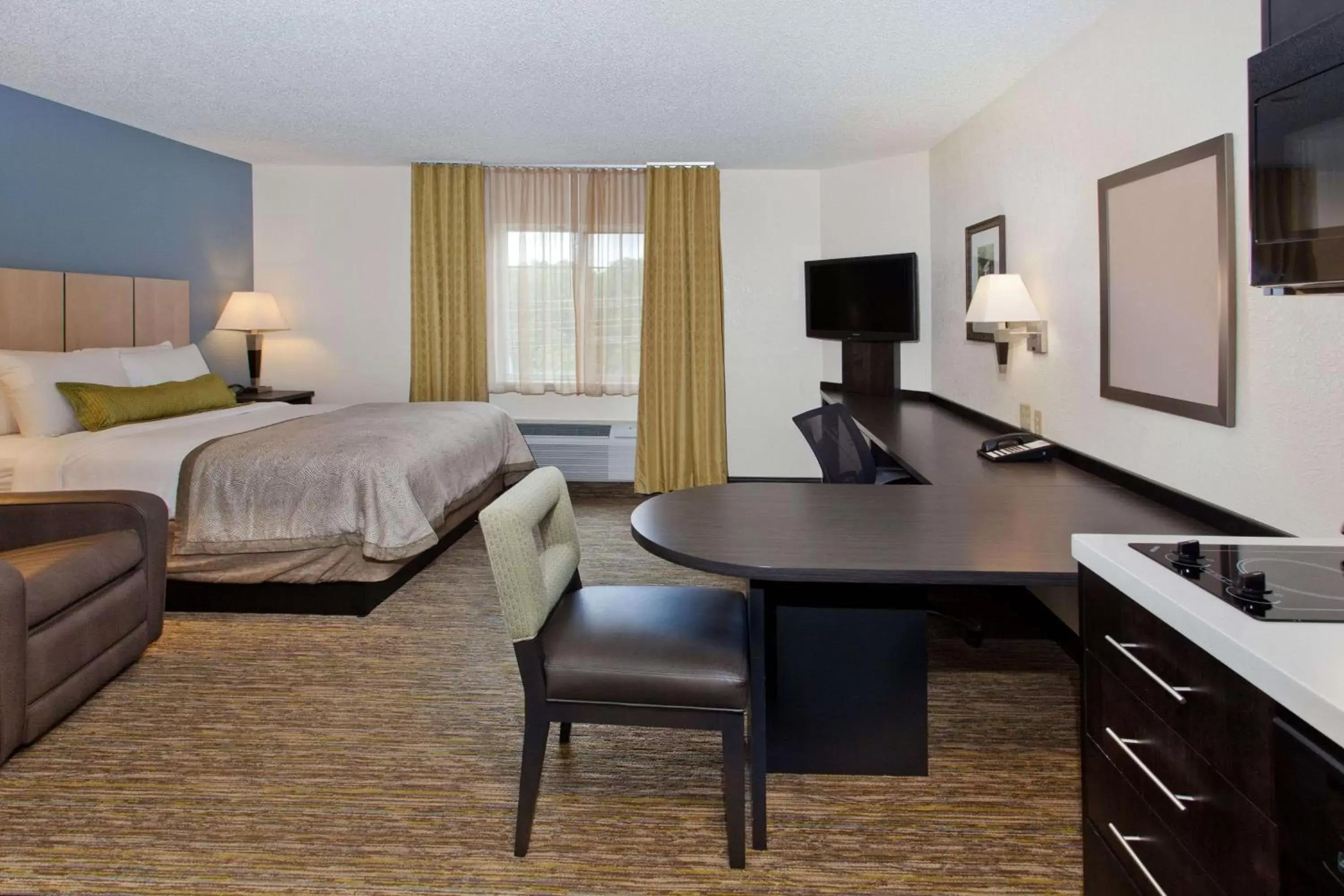 Photo of the whole room, TV/Entertainment Center in Sonesta Simply Suites Fort Worth