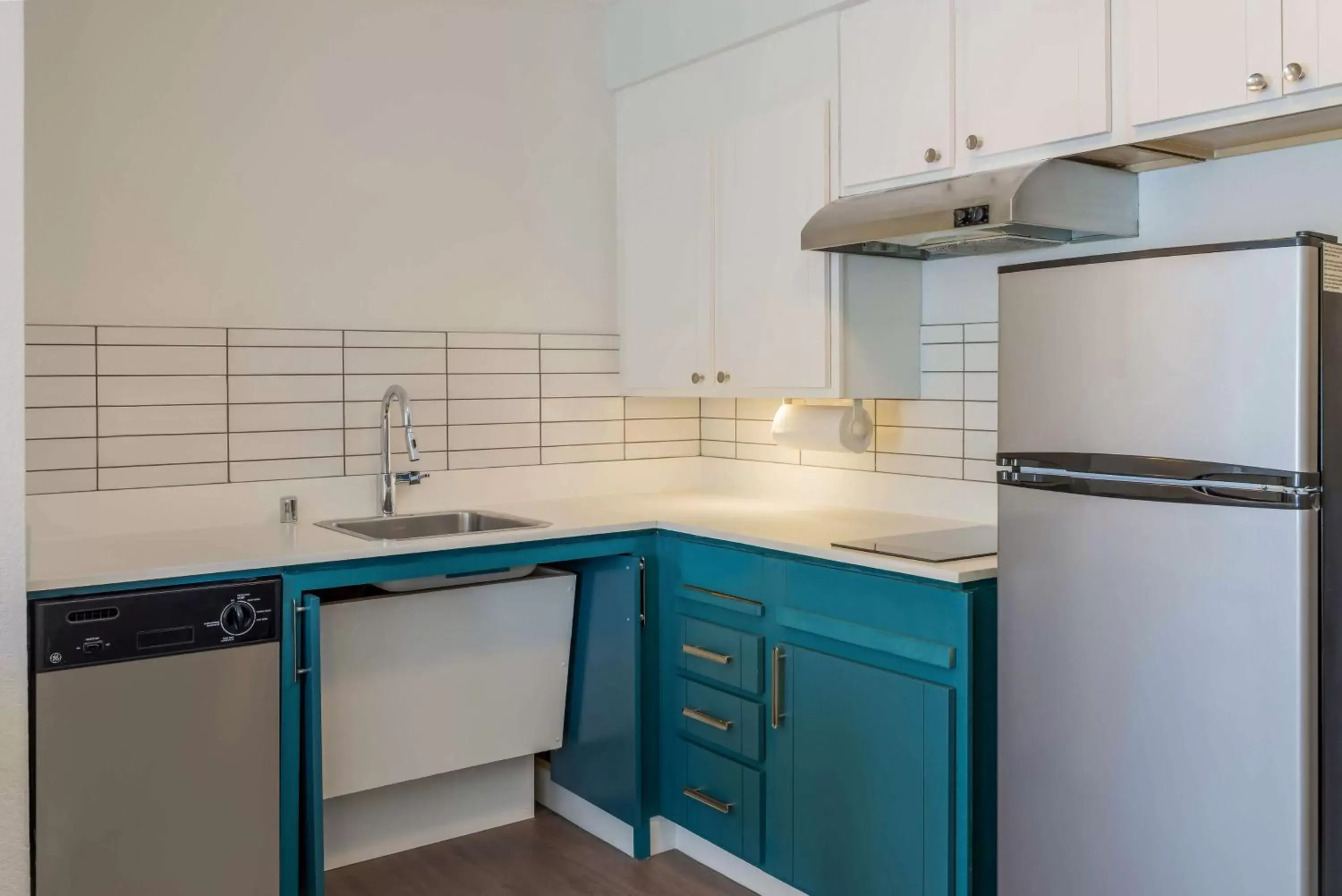Kitchen or kitchenette, Kitchen/Kitchenette in Sonesta ES Suites San Francisco Airport Oyster Point Waterfront