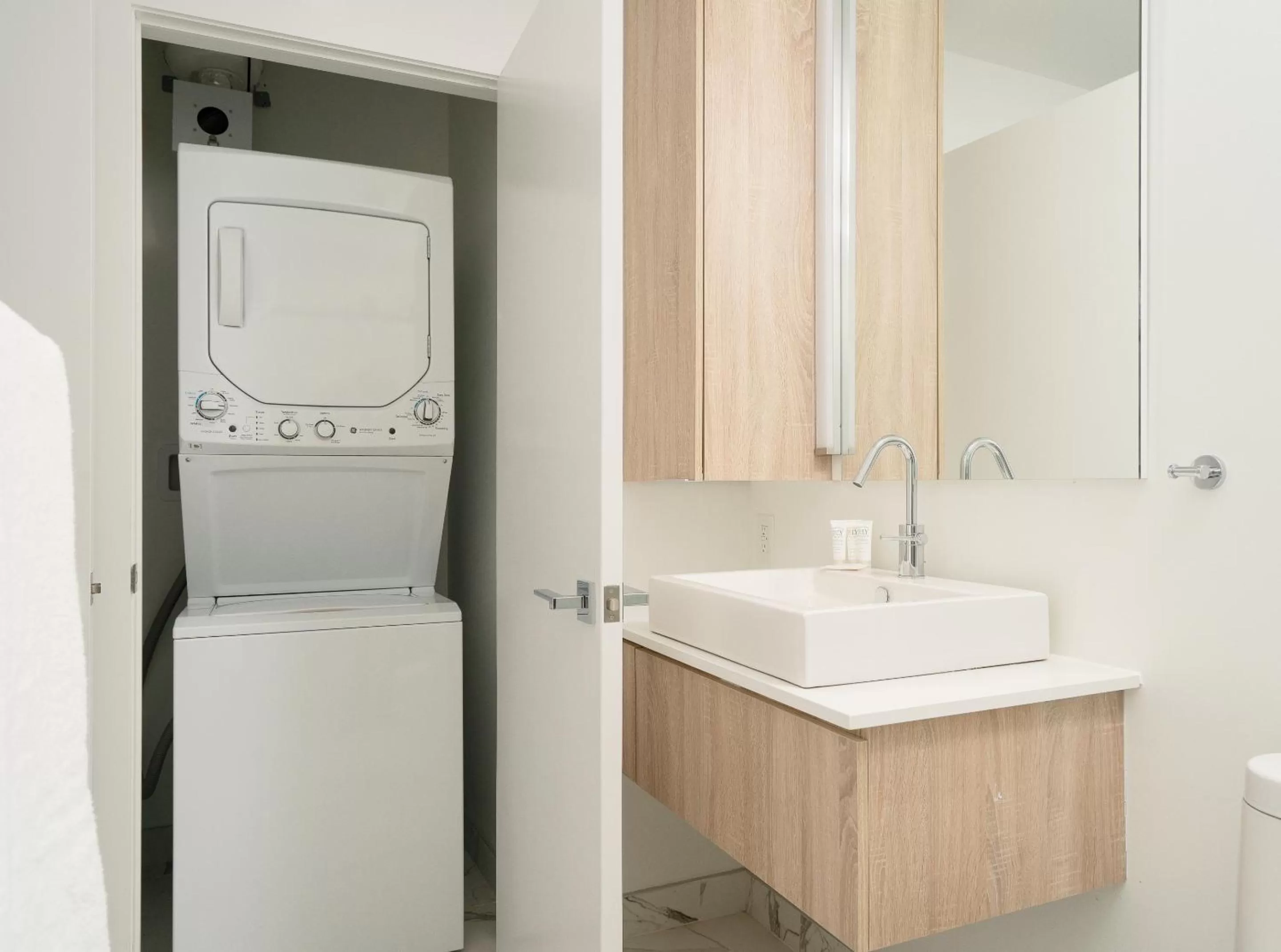 Living room, Bathroom in Sonder at The Richmond