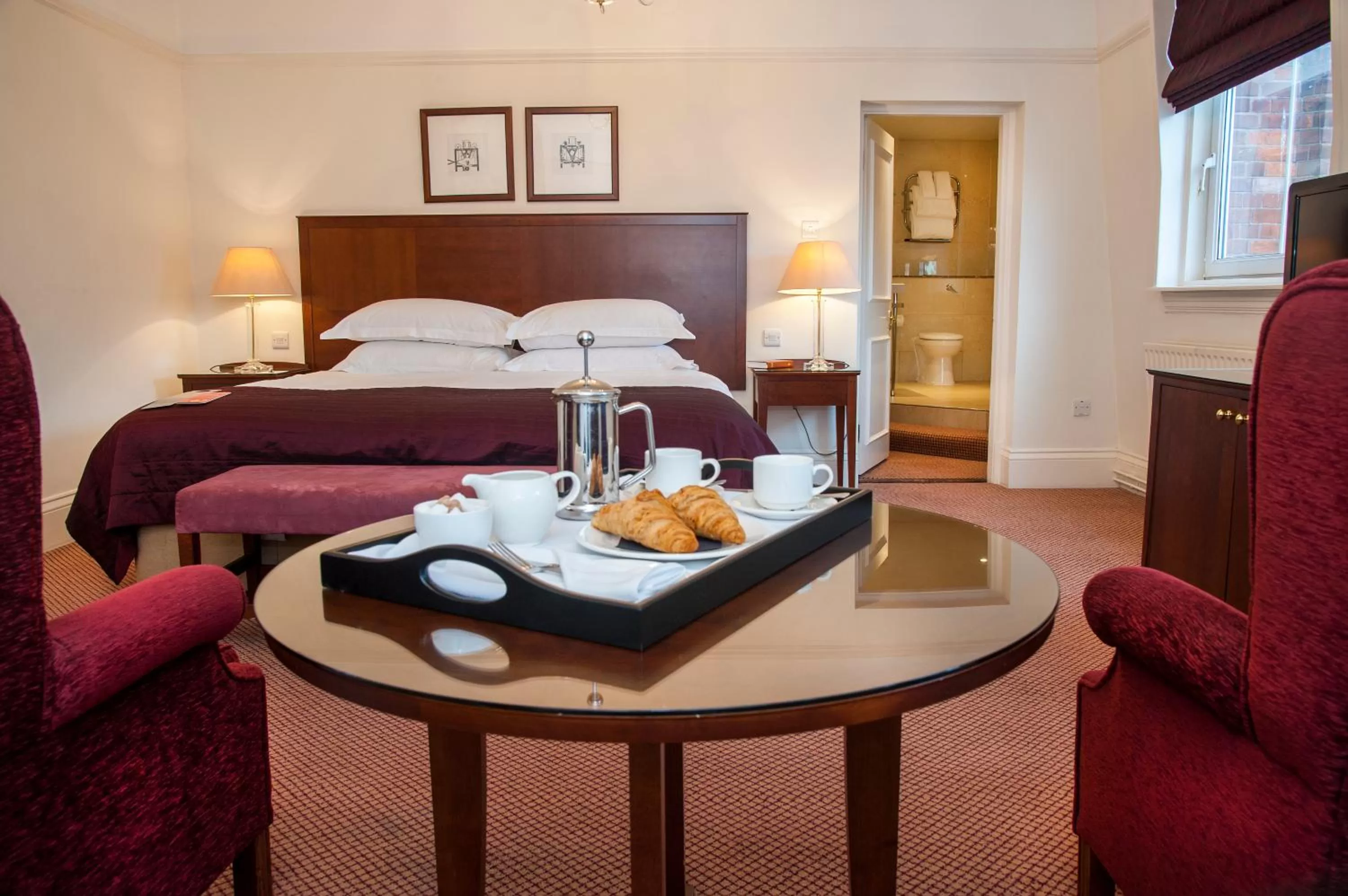 Coffee/tea facilities, Bed in Macdonald Burlington Hotel