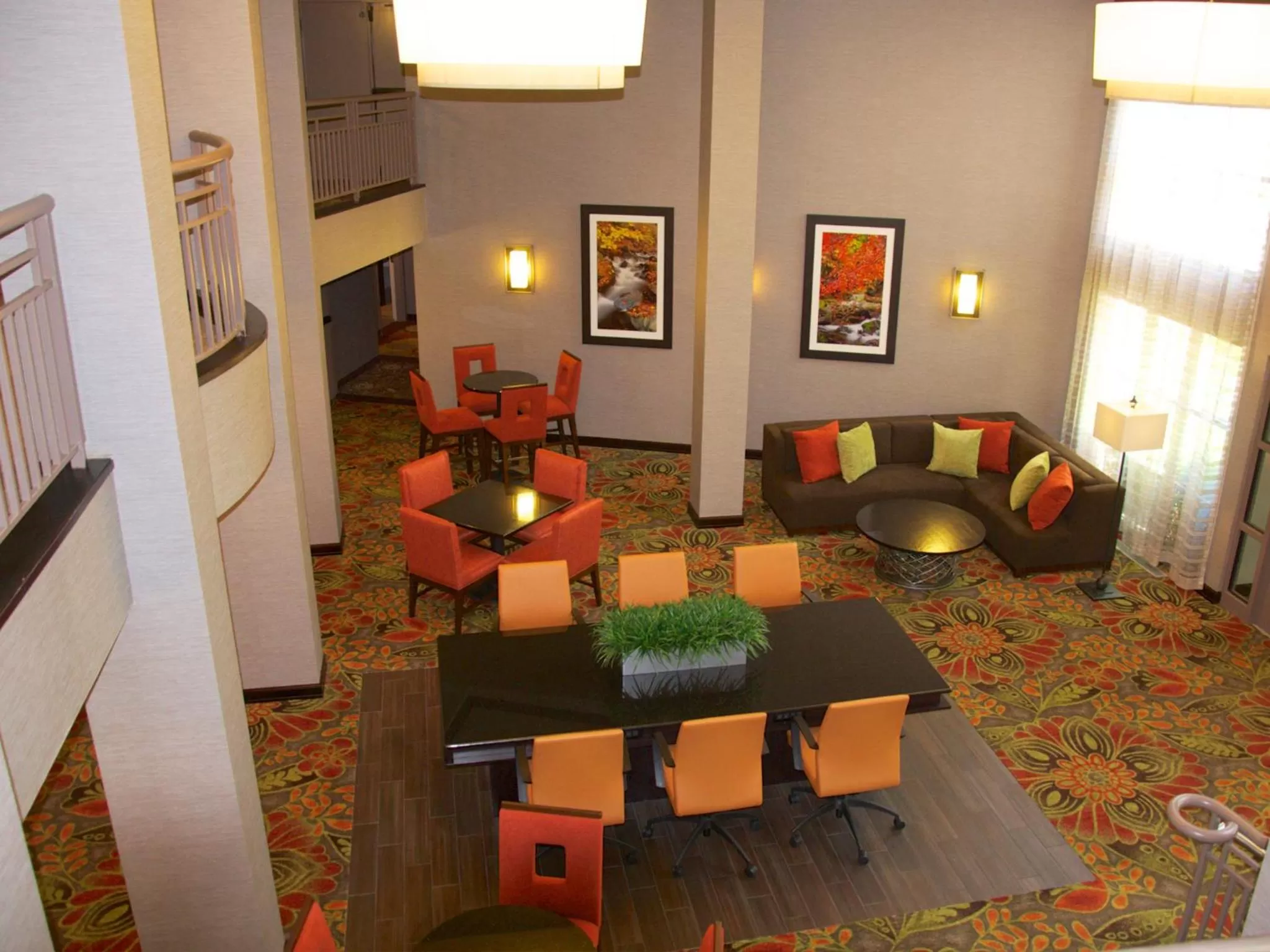 Communal lounge/ TV room in Branson Hillside Hotel