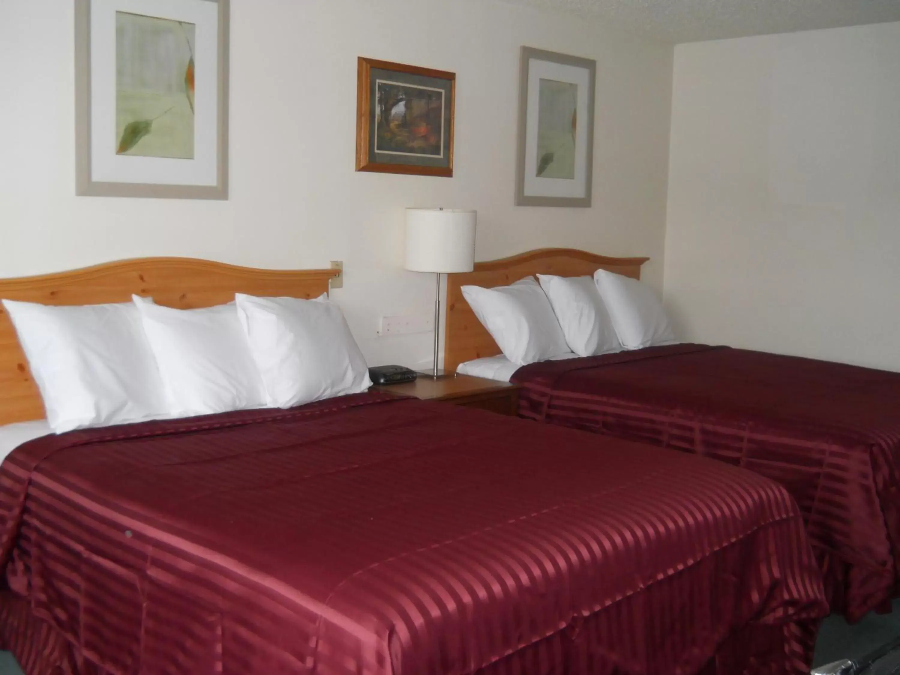 Bed in Oyster Bay Inn & Suites