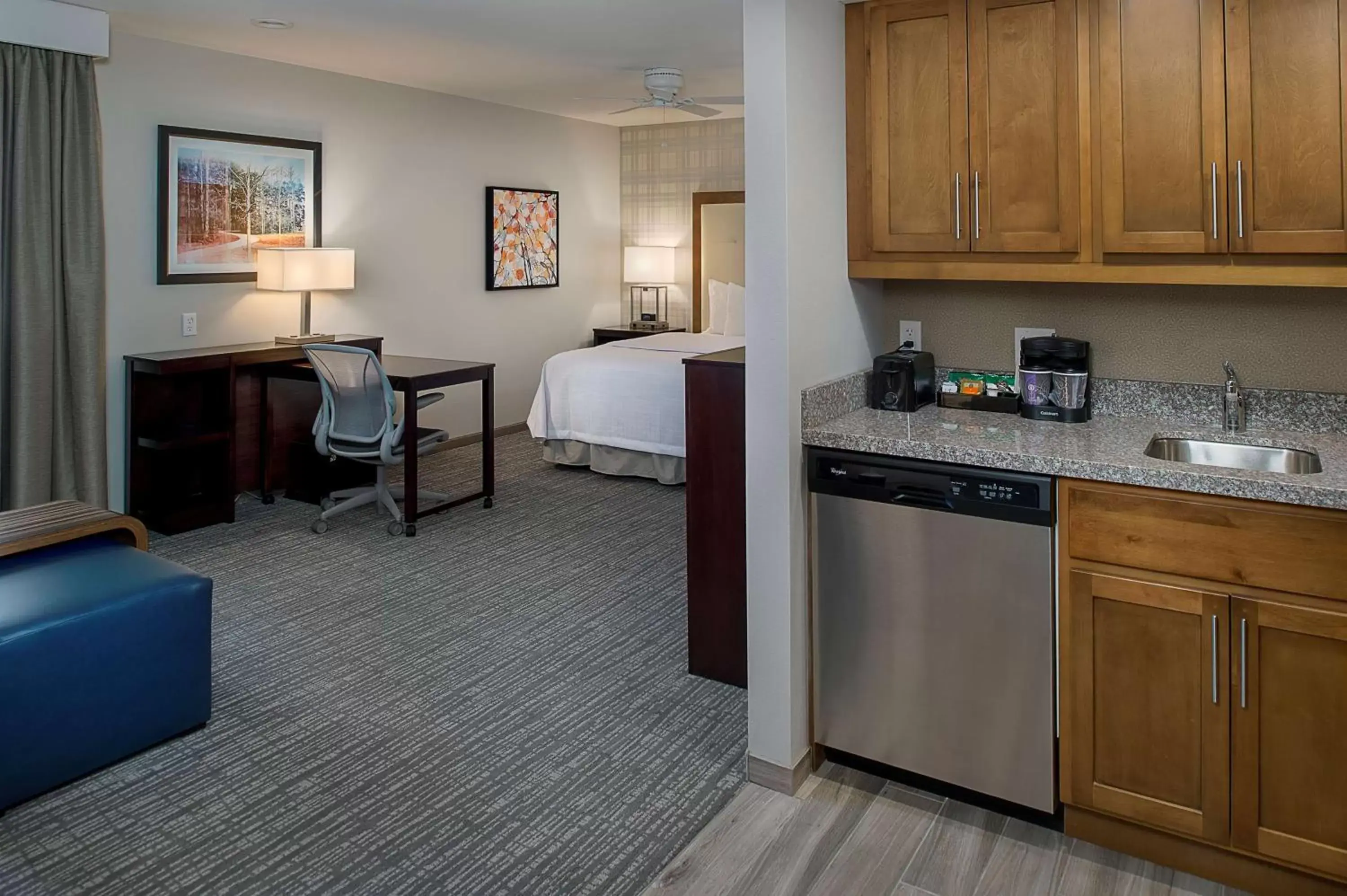 Bedroom, Kitchen/Kitchenette in Homewood Suites by Hilton St. Louis Westport