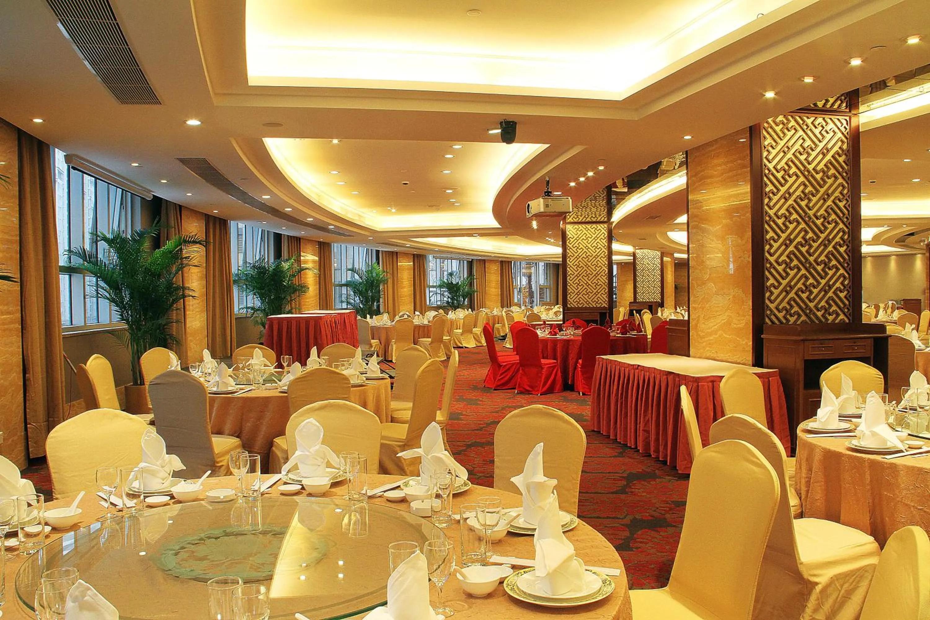 Restaurant/places to eat in Central Hotel Shanghai - Nanjing Road