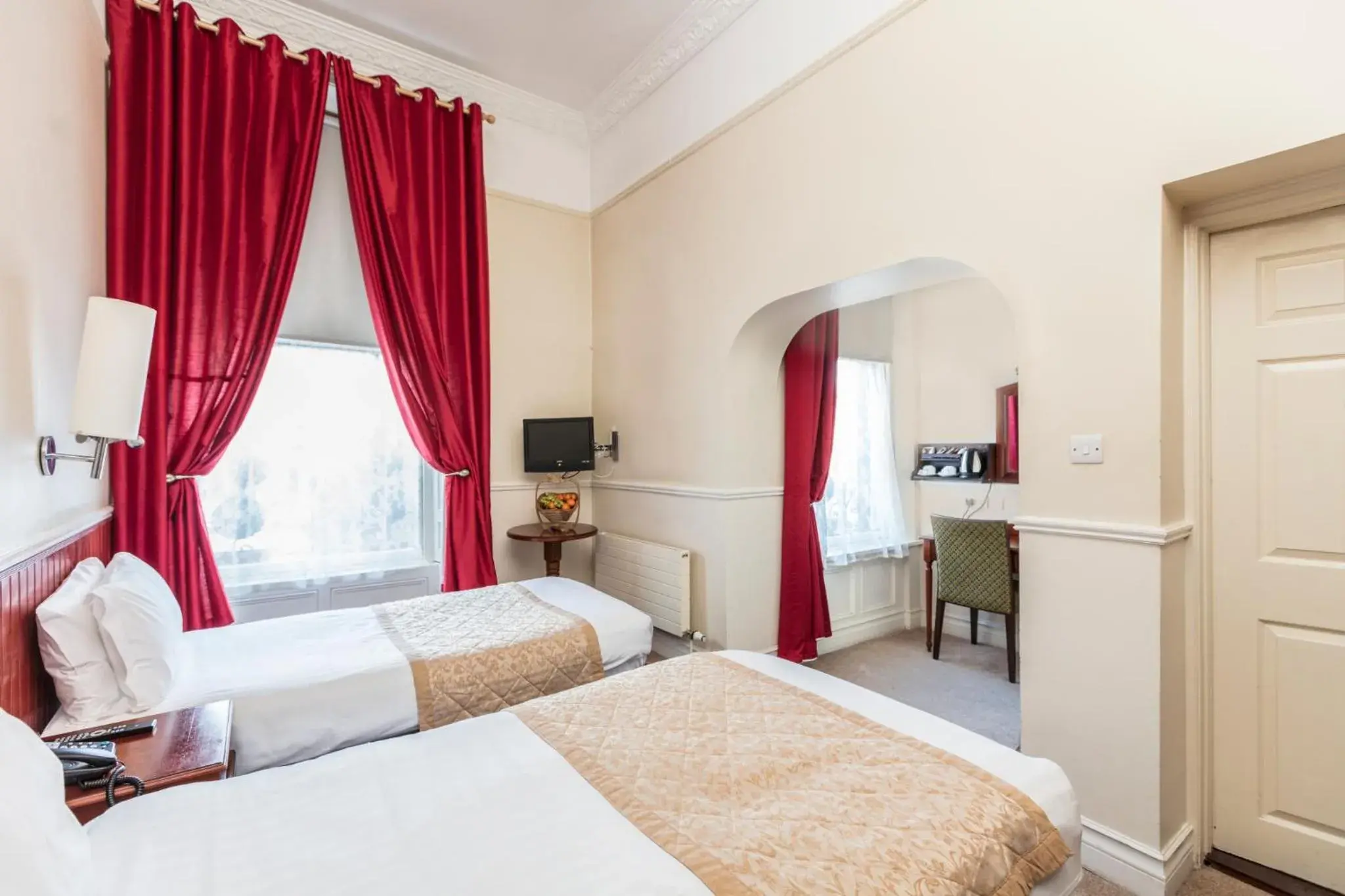 Photo of the whole room, Bed in The Lansdowne Hotel Photo of the whole room, Bed in The Lansdowne Hotel