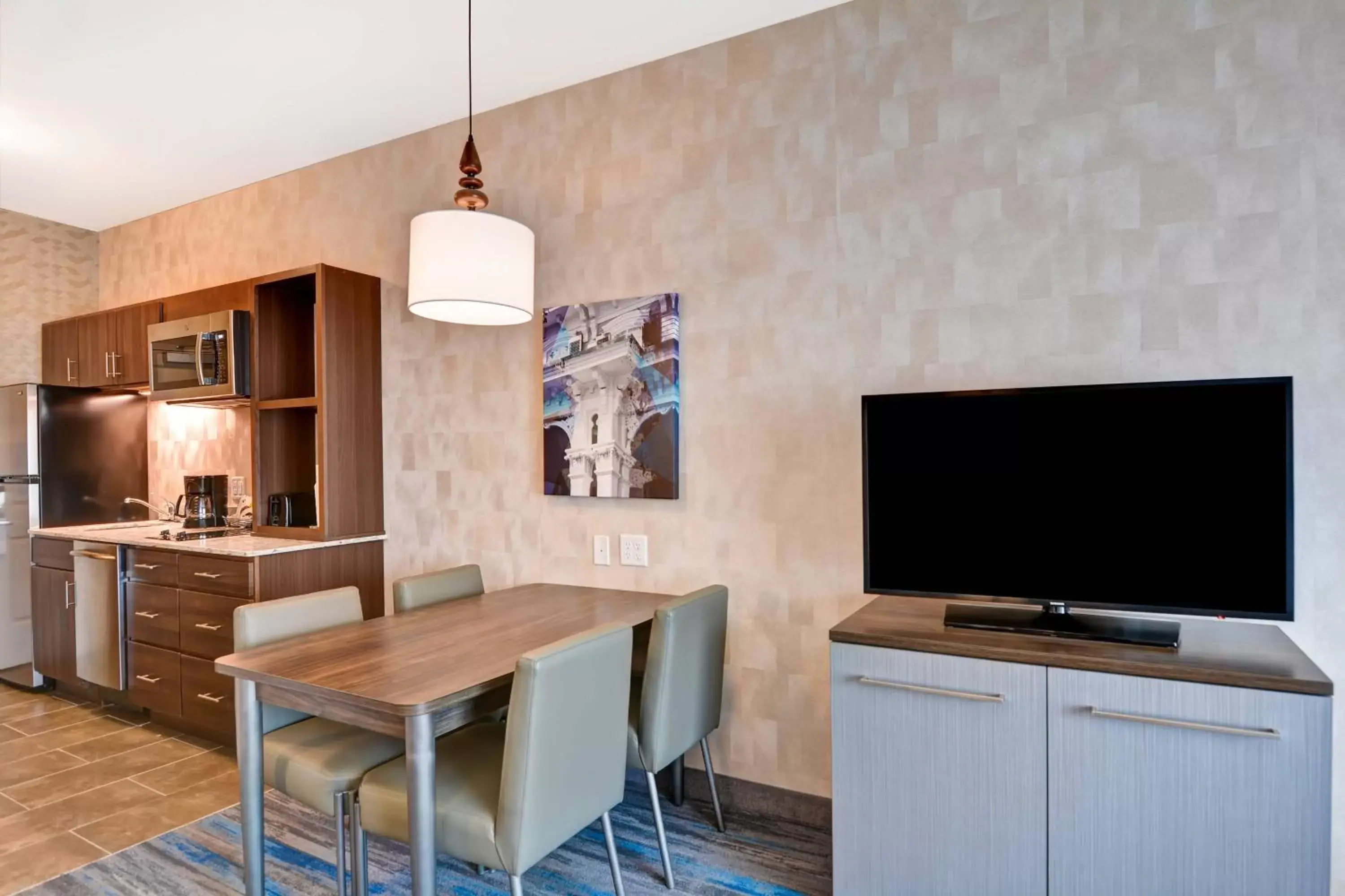 Kitchen or kitchenette, TV/Entertainment Center in TownePlace Suites by Marriott Bridgewater Branchburg