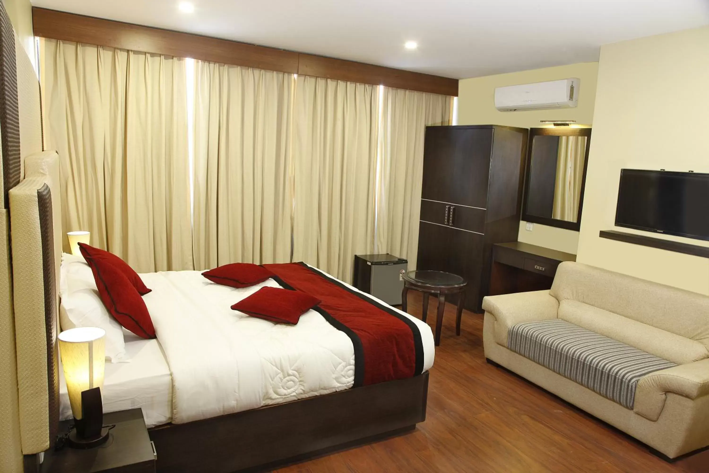 Shower, Bed in Hotel Meridian Suite