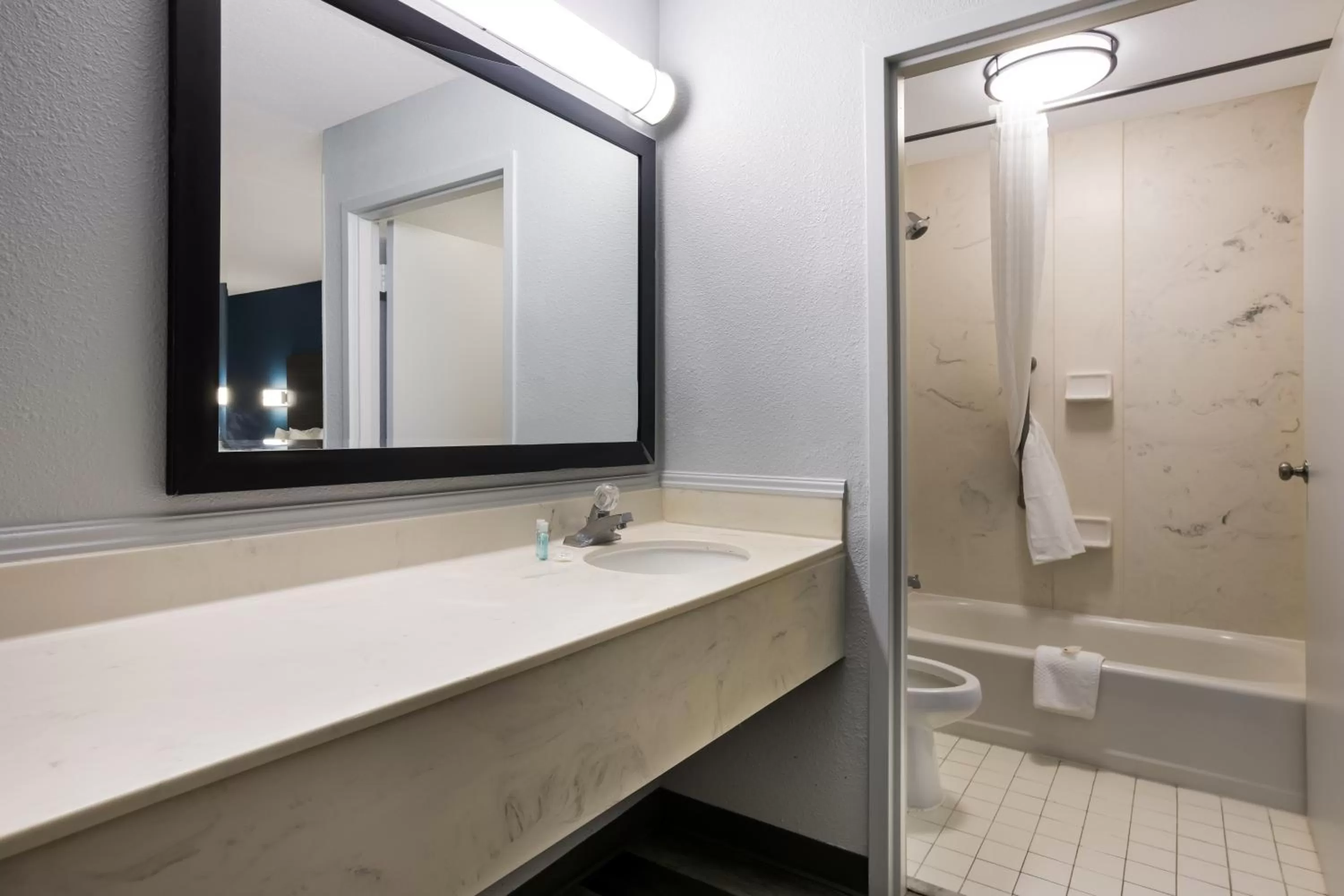 Bathroom in Suburban Studios Hinesville - Fort Stewart Area