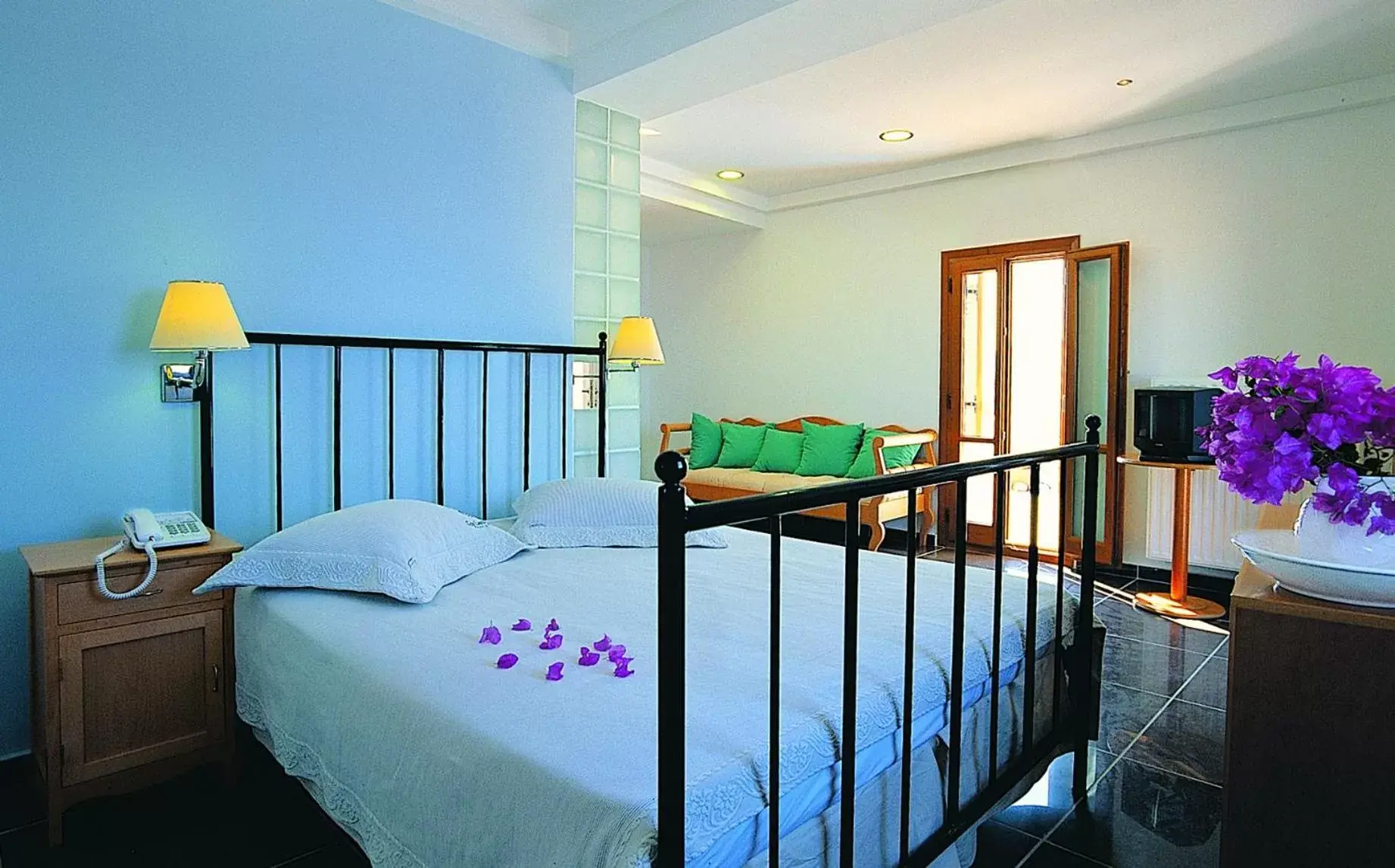 Bed in Theoxenia Caldera Hotel