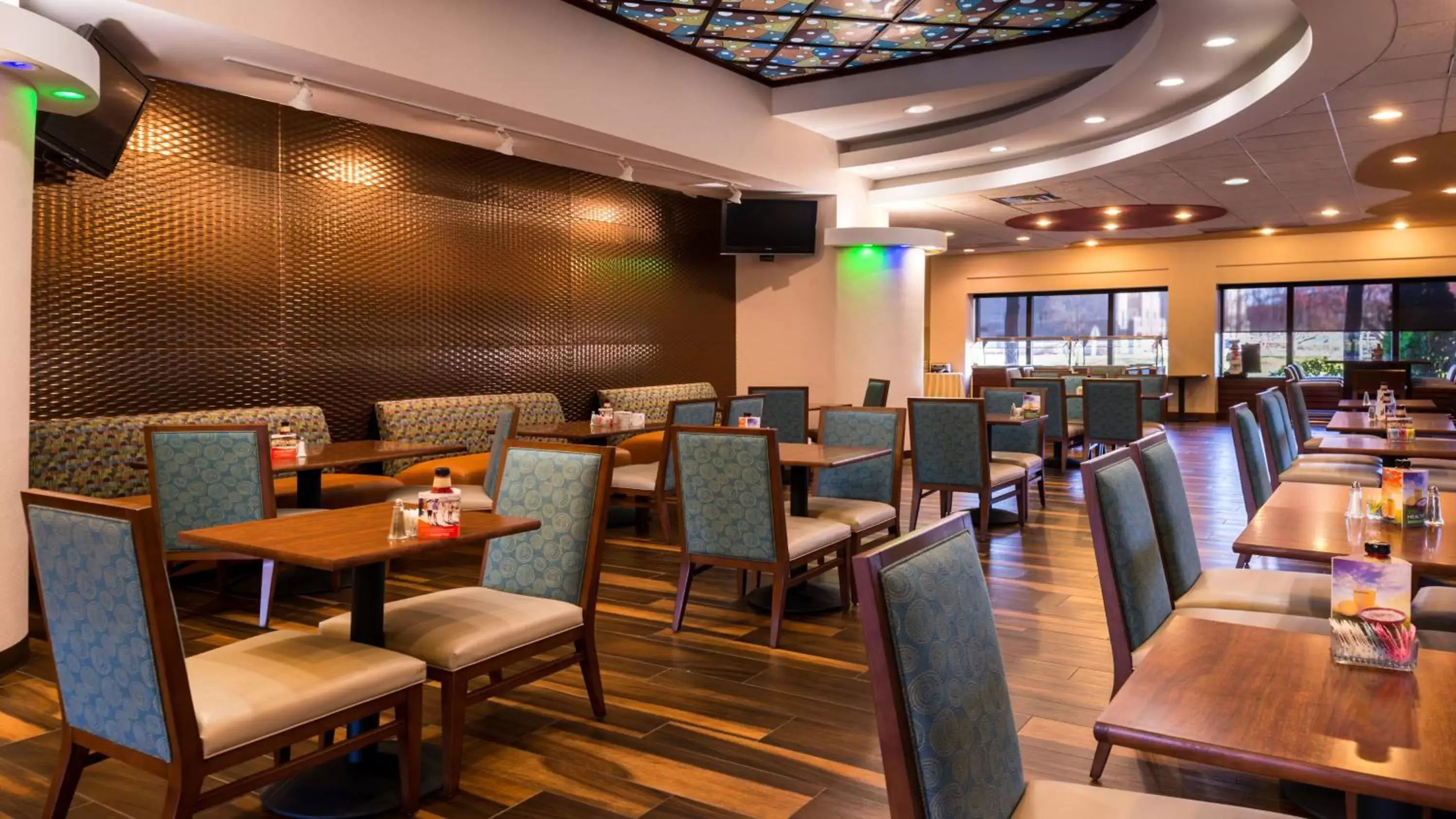 Restaurant/Places to Eat in Holiday Inn Hotel & Suites Warren, an IHG Hotel