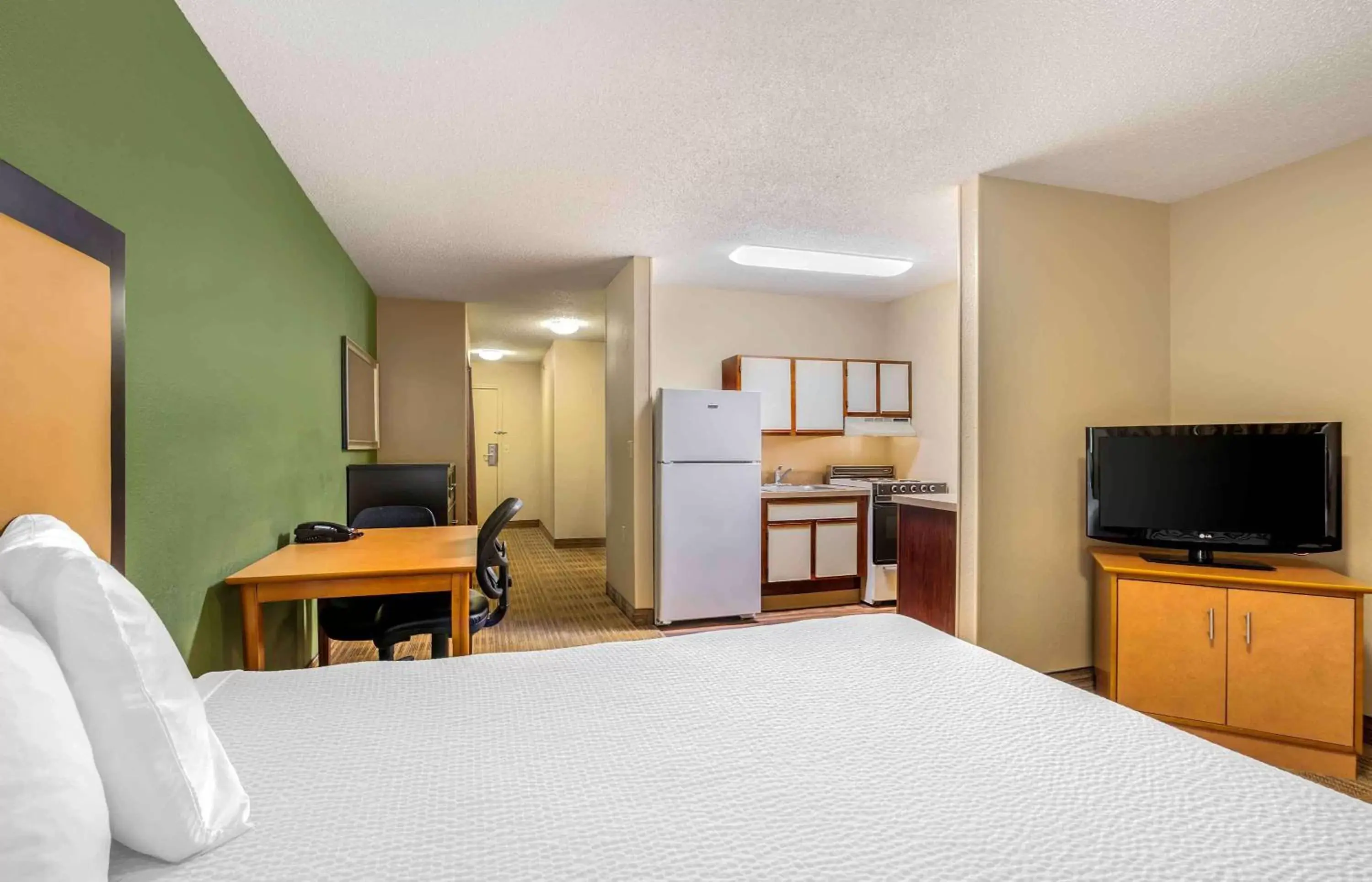 Bedroom, TV/Entertainment Center in Extended Stay America Suites - Evansville - East