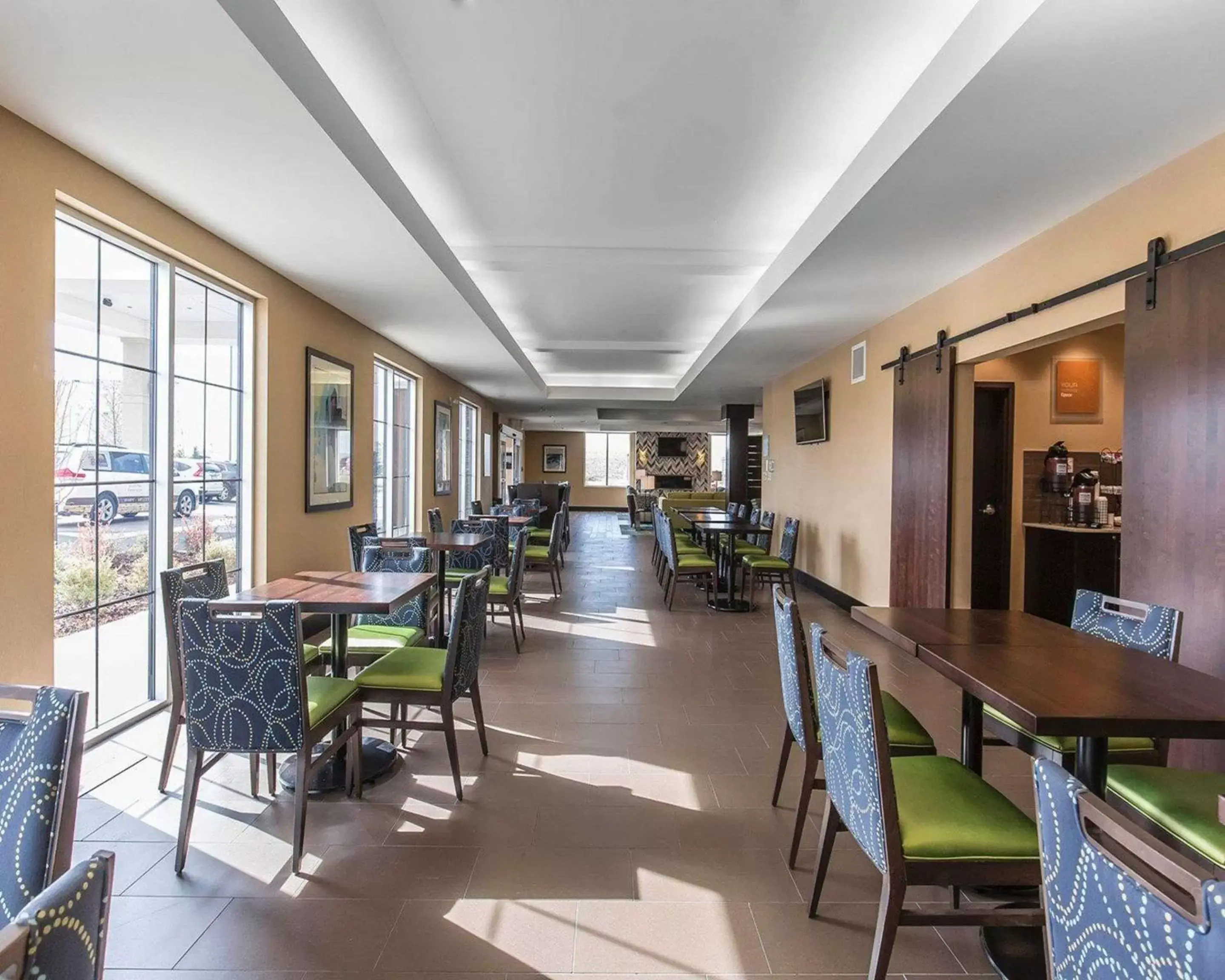 Restaurant/Places to Eat in Comfort Inn & Suites Airport North