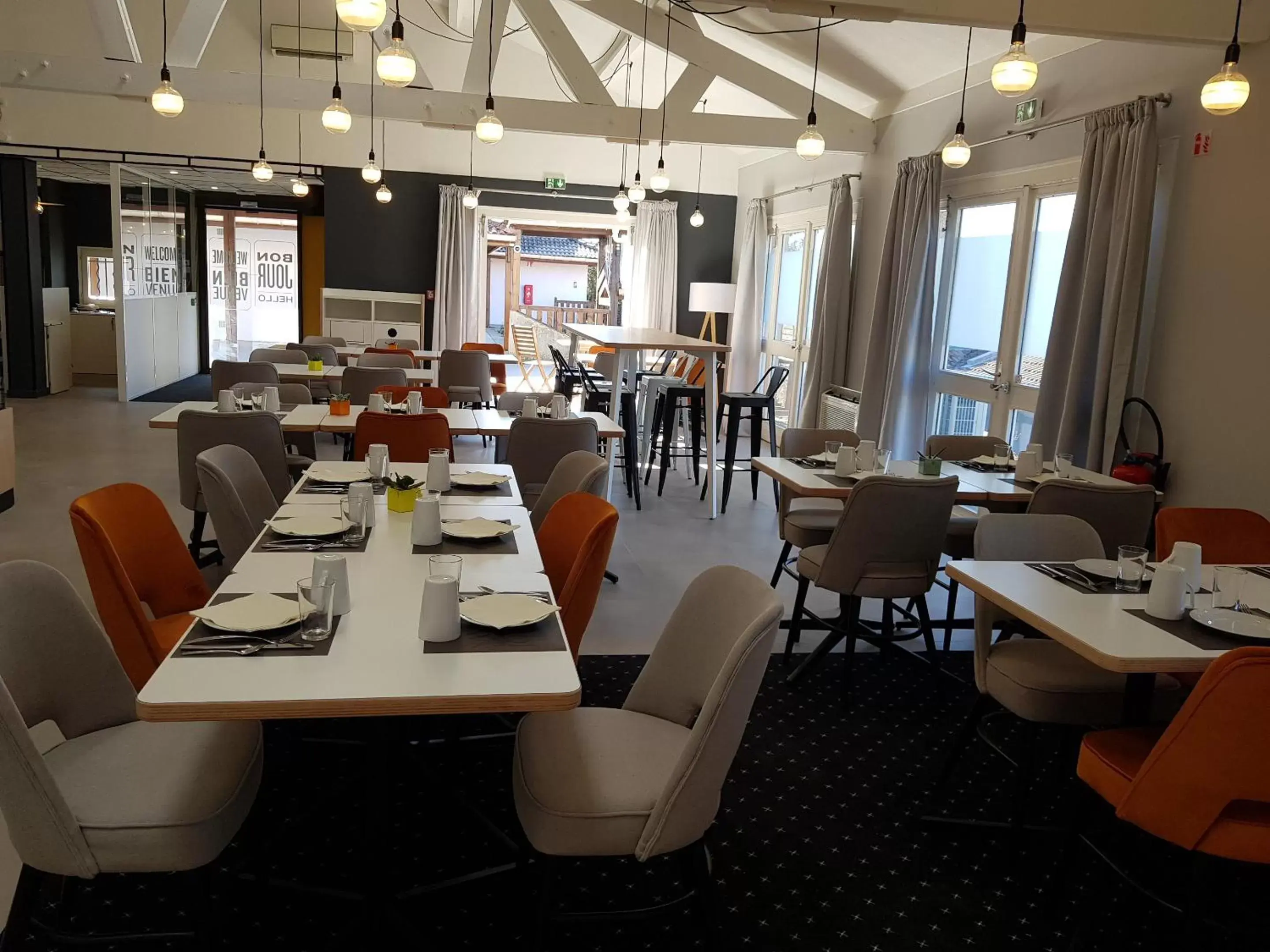 Restaurant/Places to Eat in KYRIAD LYON EST – Saint Quentin Fallavier