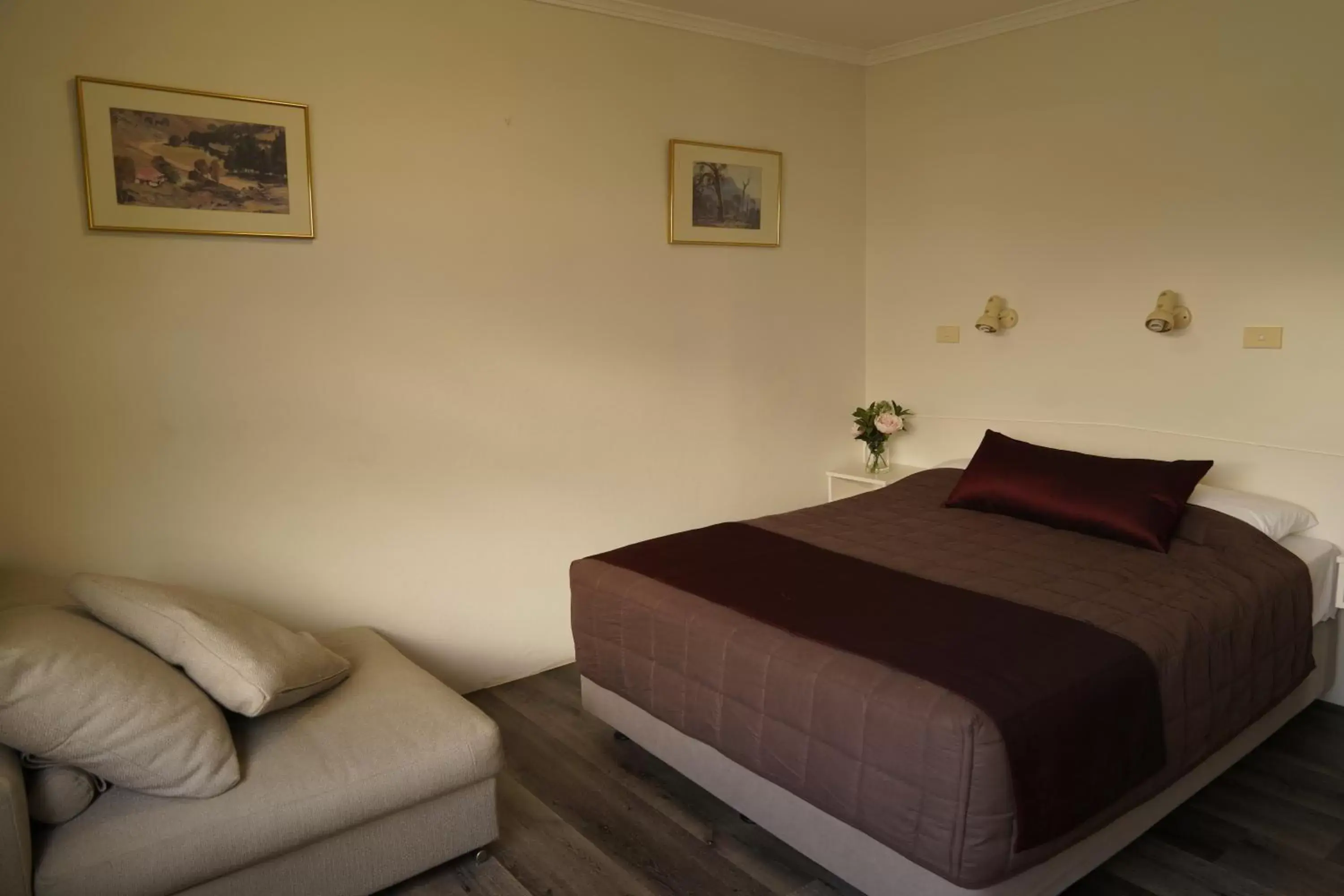 Bedroom, Bed in Country Motor Inn