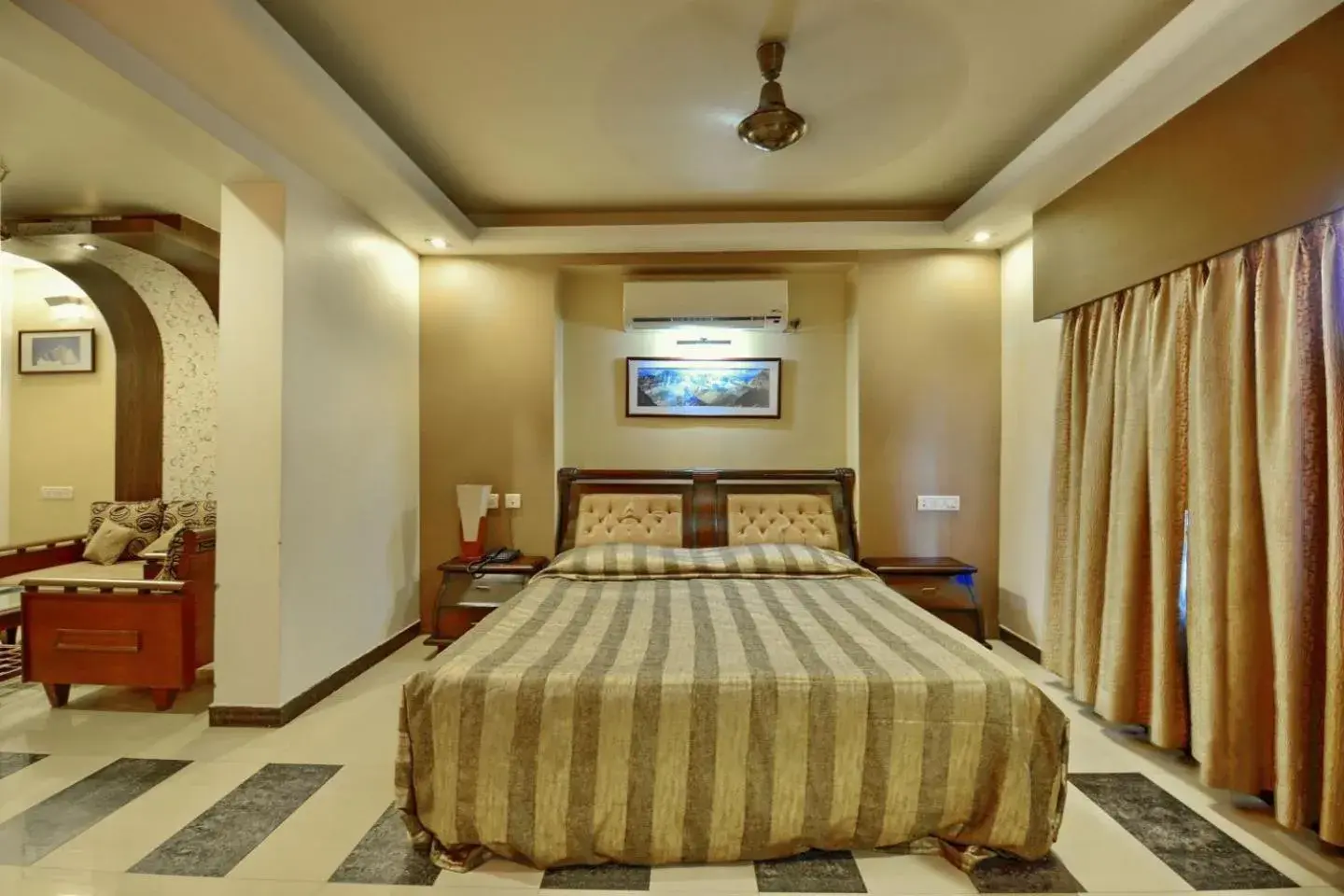 cot in Hotel Pushpak