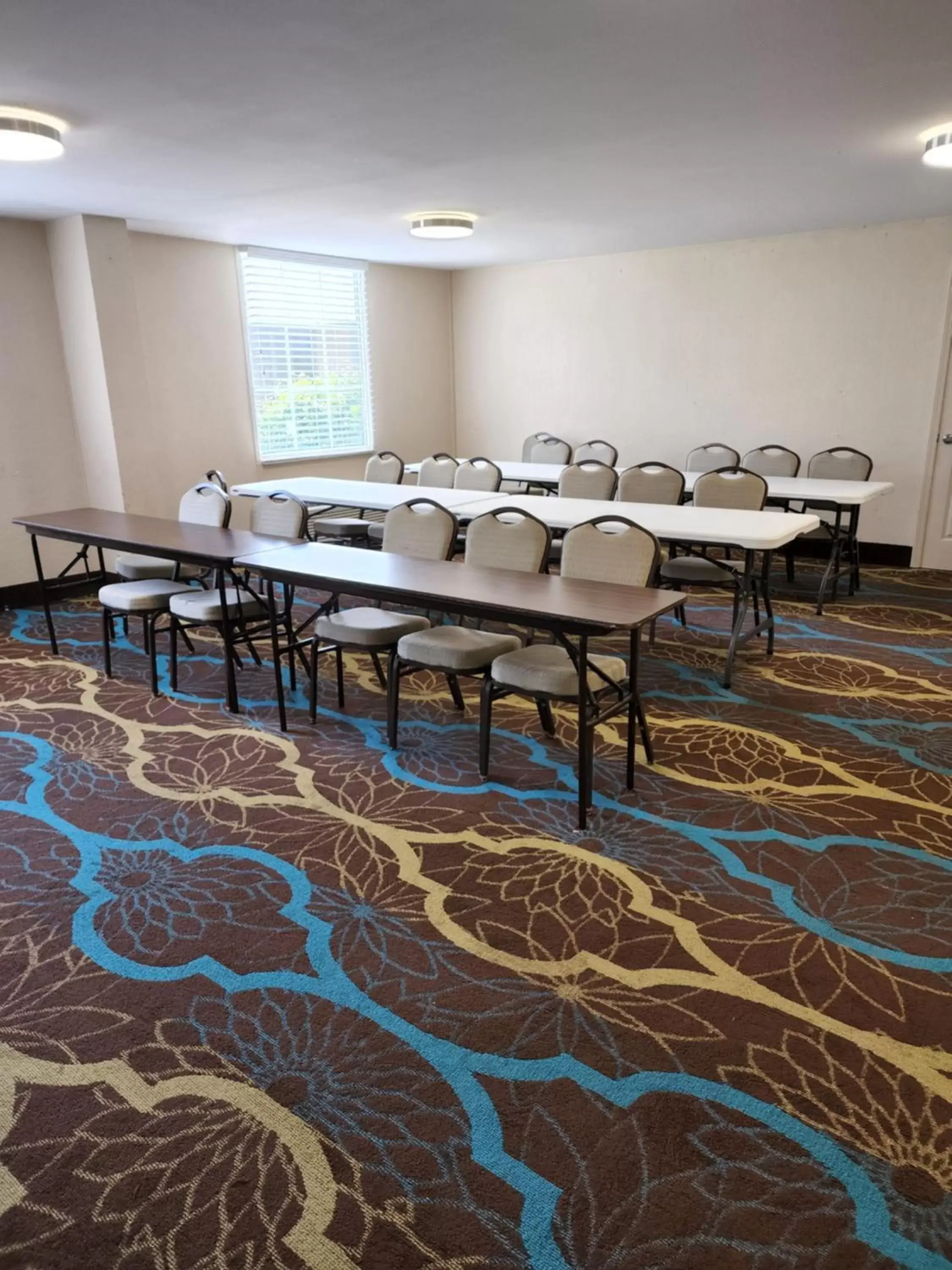 Meeting/conference room in Red Roof Inn Knoxville Central – Papermill Road