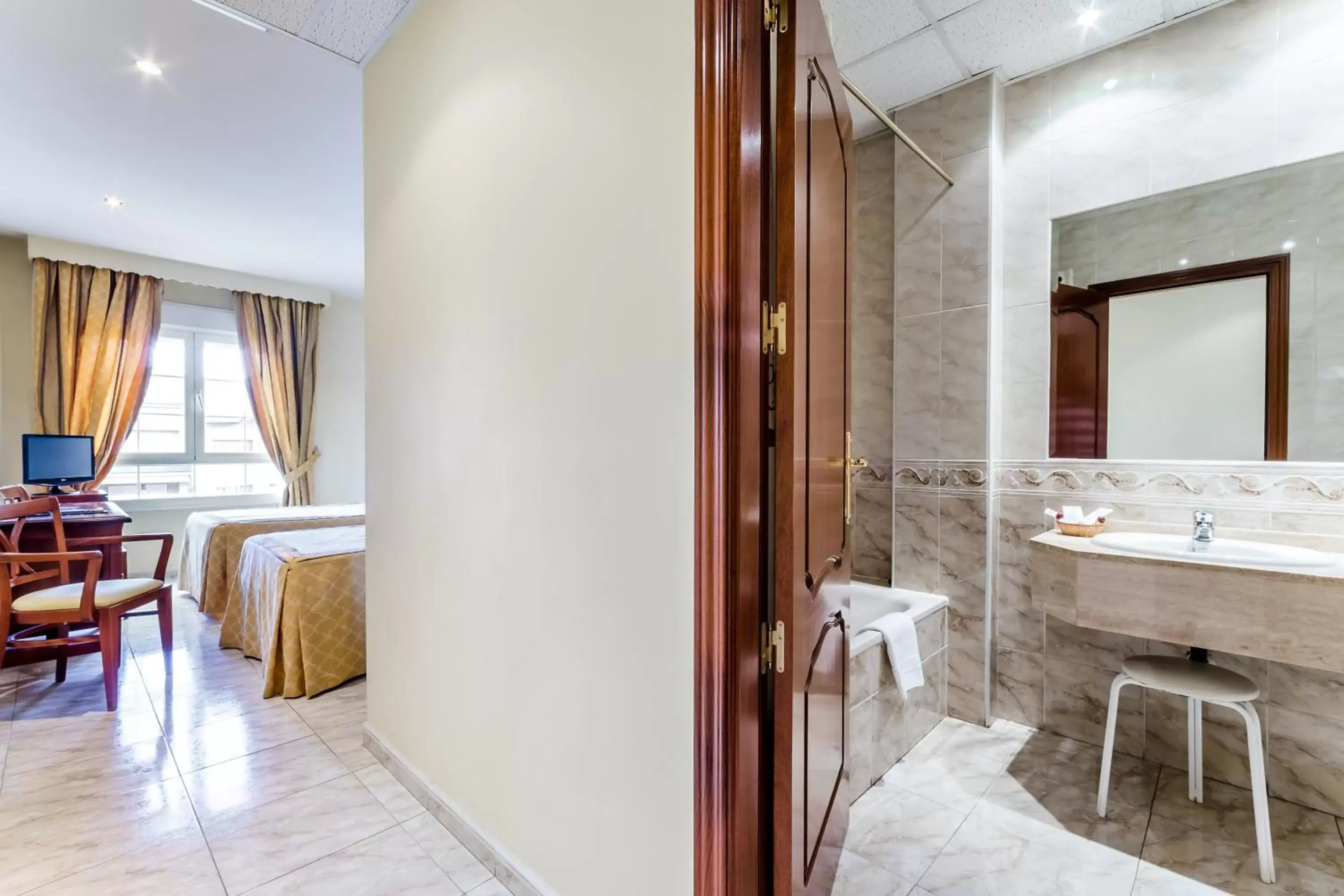 Bed, Bathroom in Roma Aurea